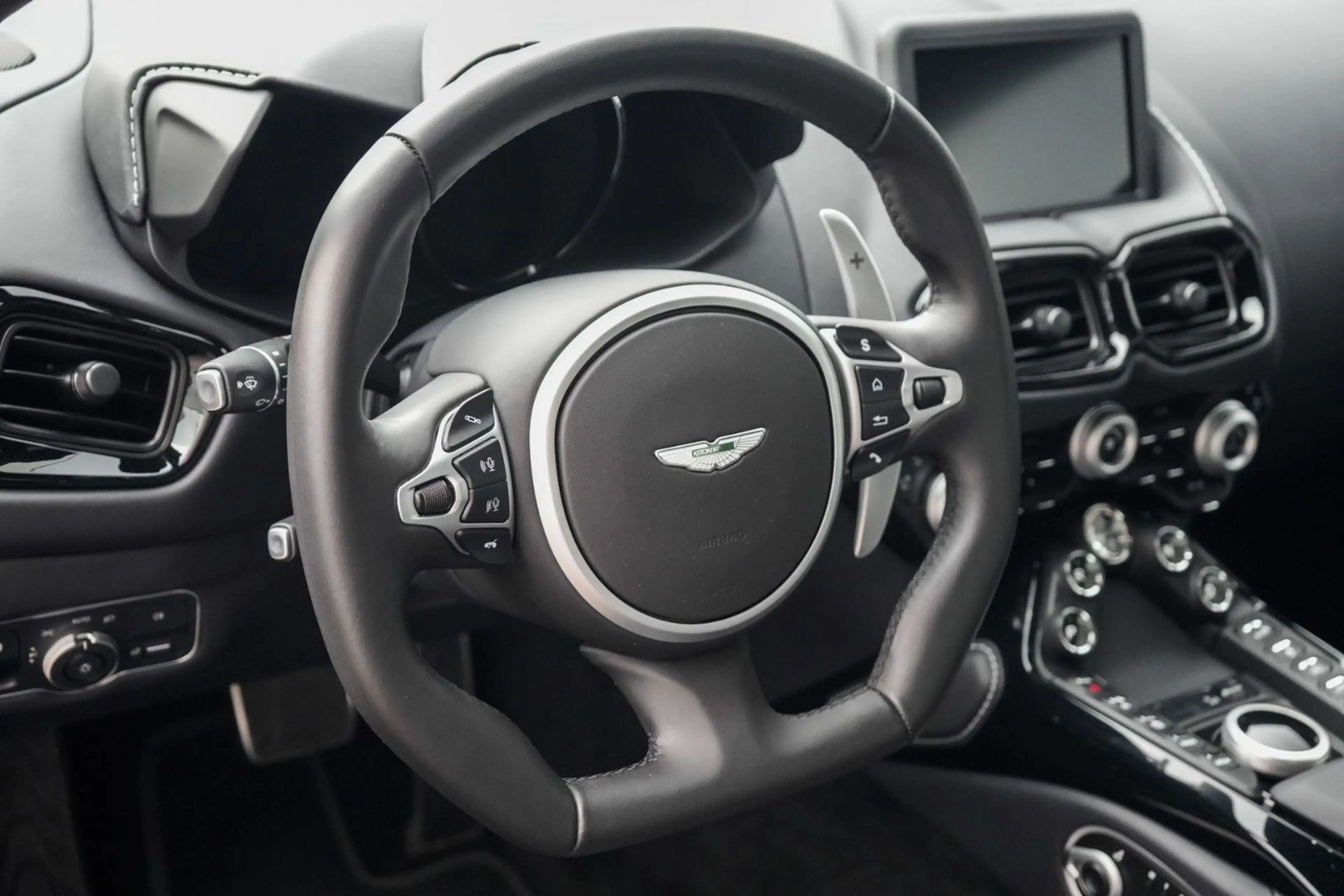 Aston Martin V8 4.0 V8 — photo 12