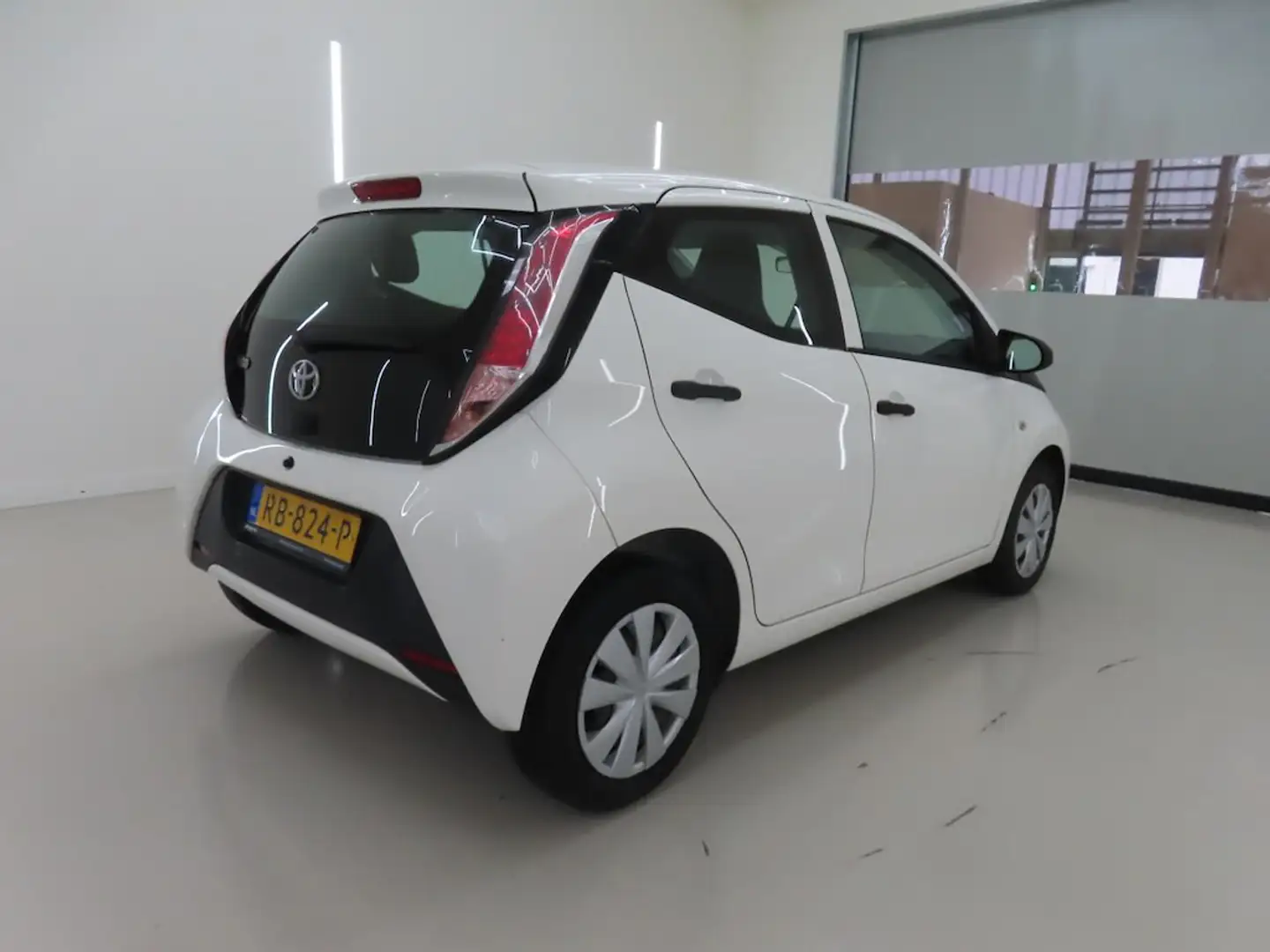 Toyota Aygo 1.0 VVT-i 69pk 5D x-fun Apple & Android audio Wit - 2