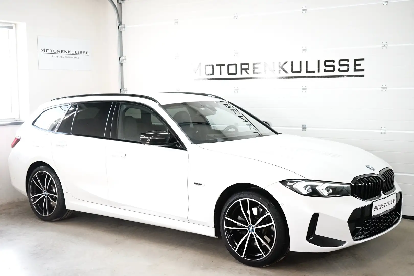 BMW 320 e xDrive Touring M Sport - AHK - Widescreen - 19" Weiß - 1