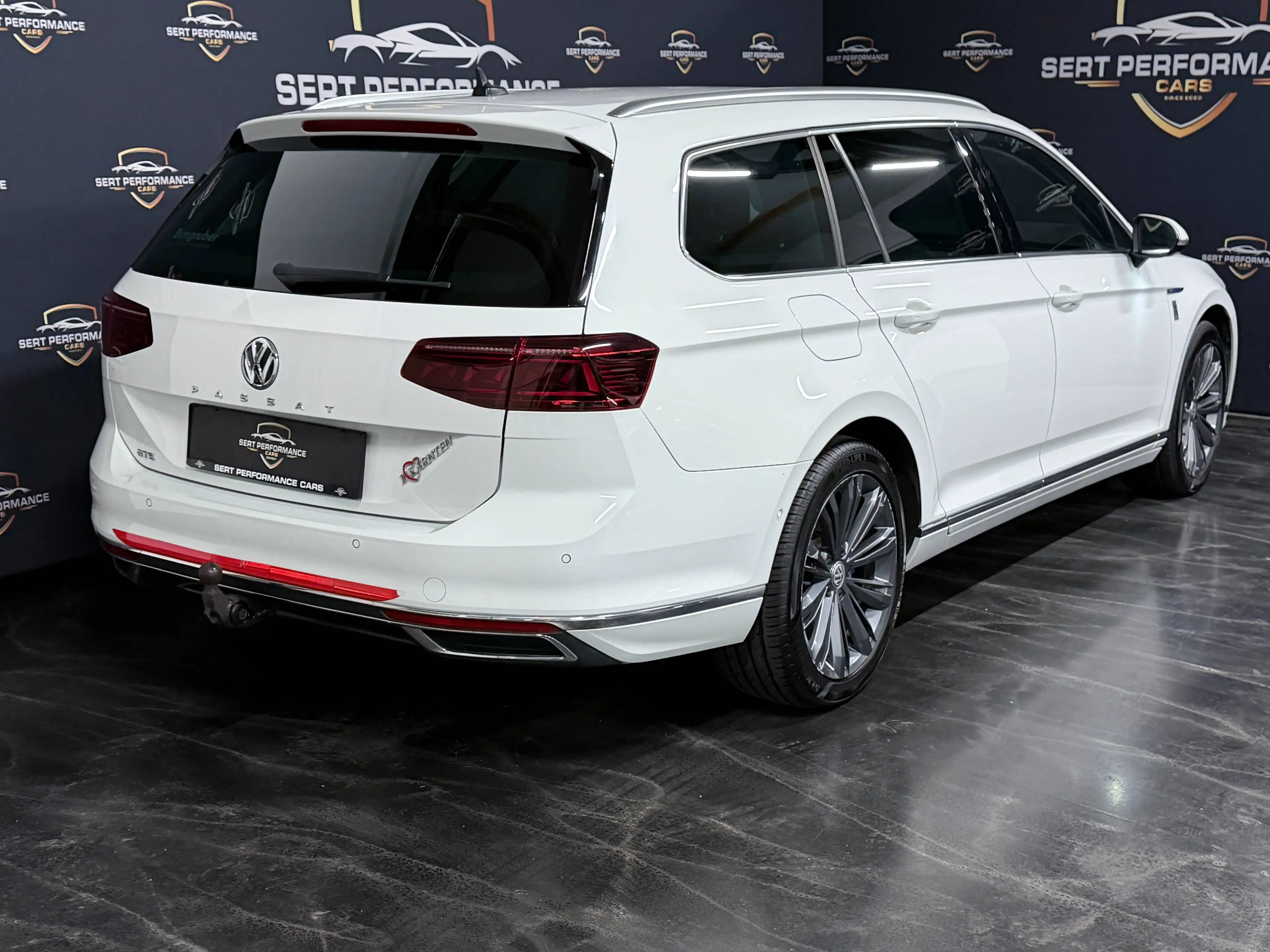 Volkswagen Passat Variant GTE — photo 14