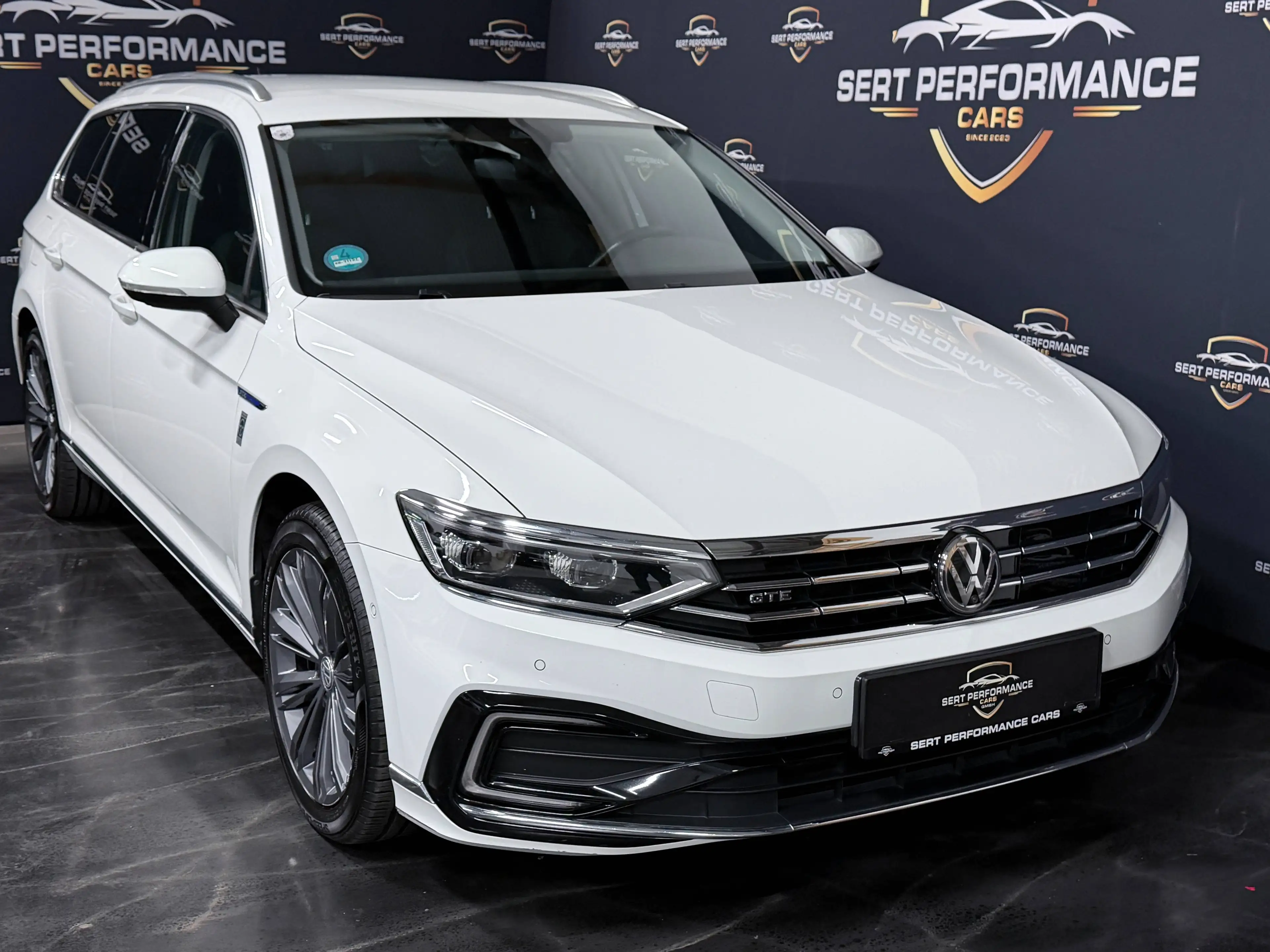 Volkswagen Passat Variant GTE — photo 11