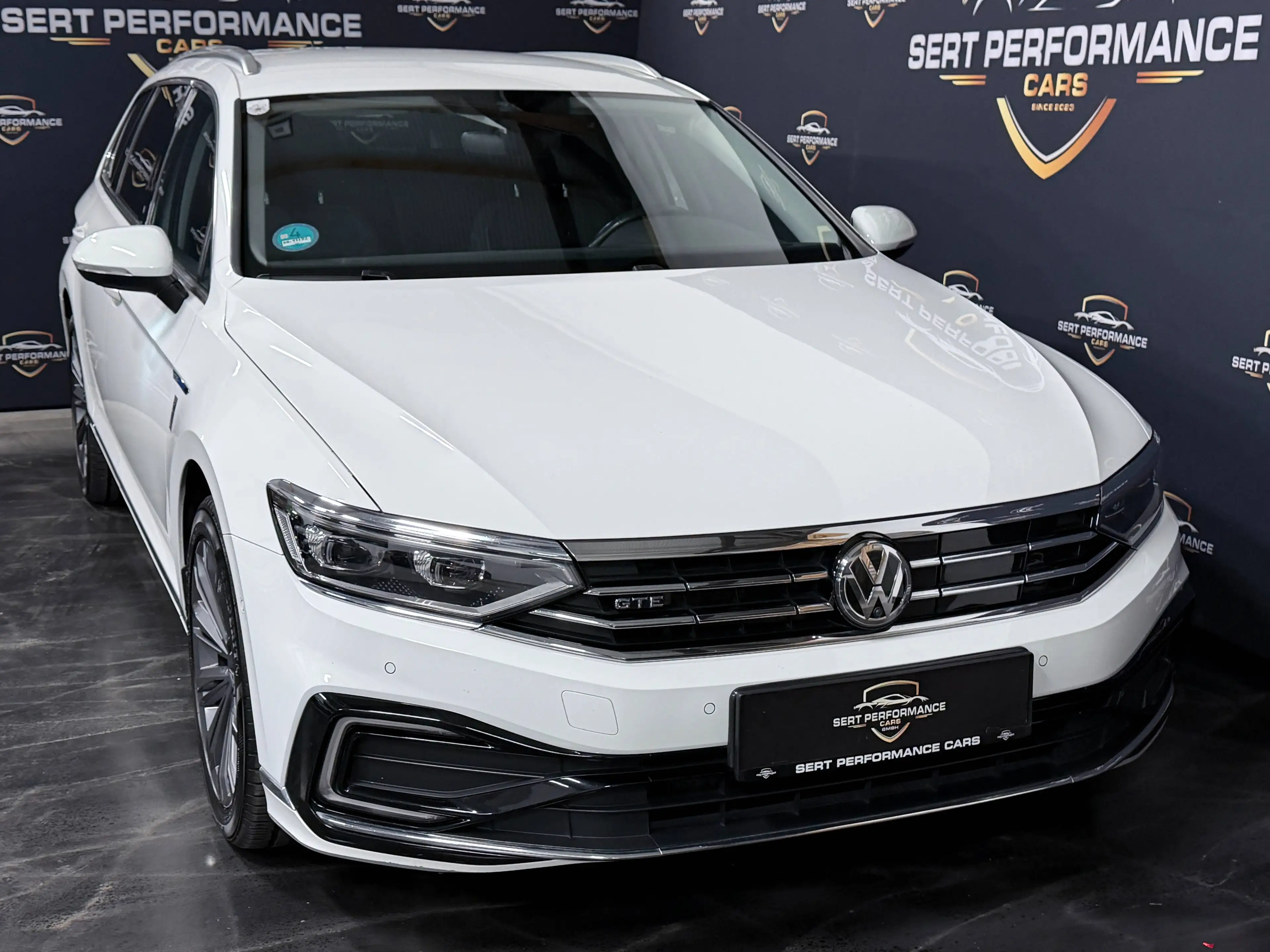 Volkswagen Passat Variant GTE — photo 10