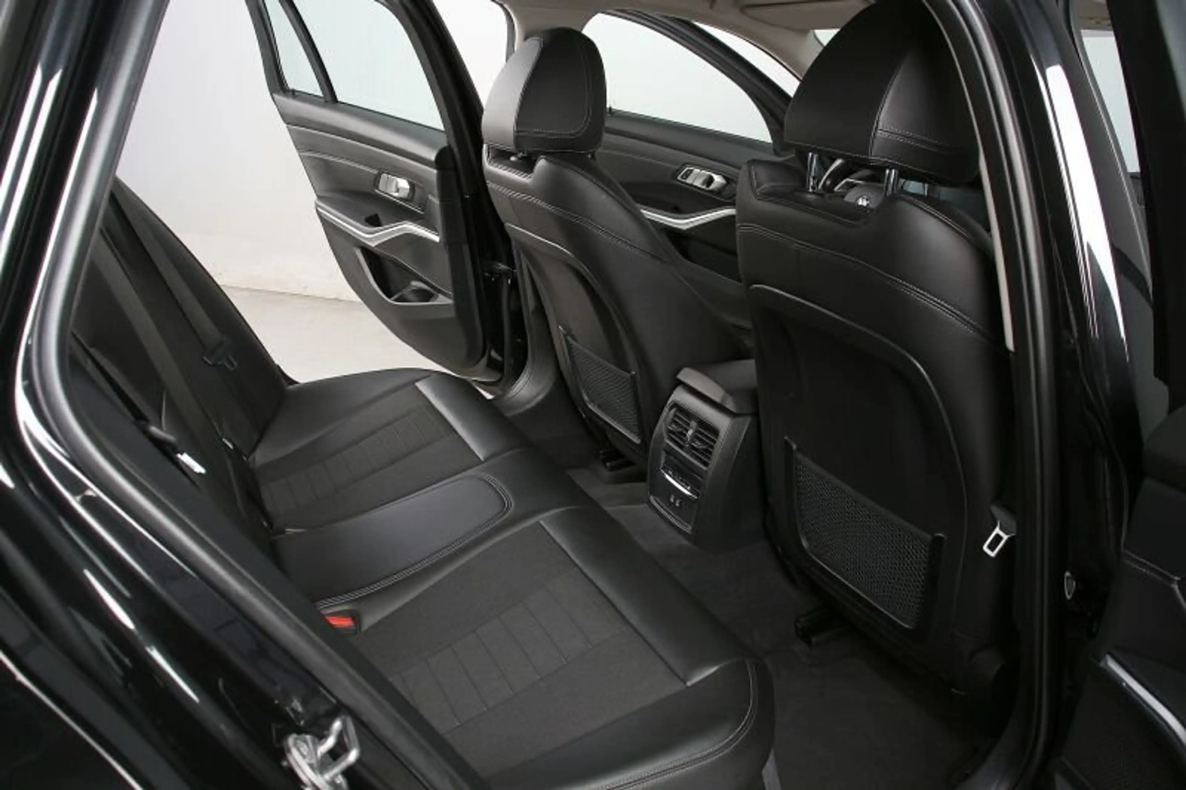 BMW 320 d AT Advantage Standh ACC HiFi Sportsitze LED — photo 8