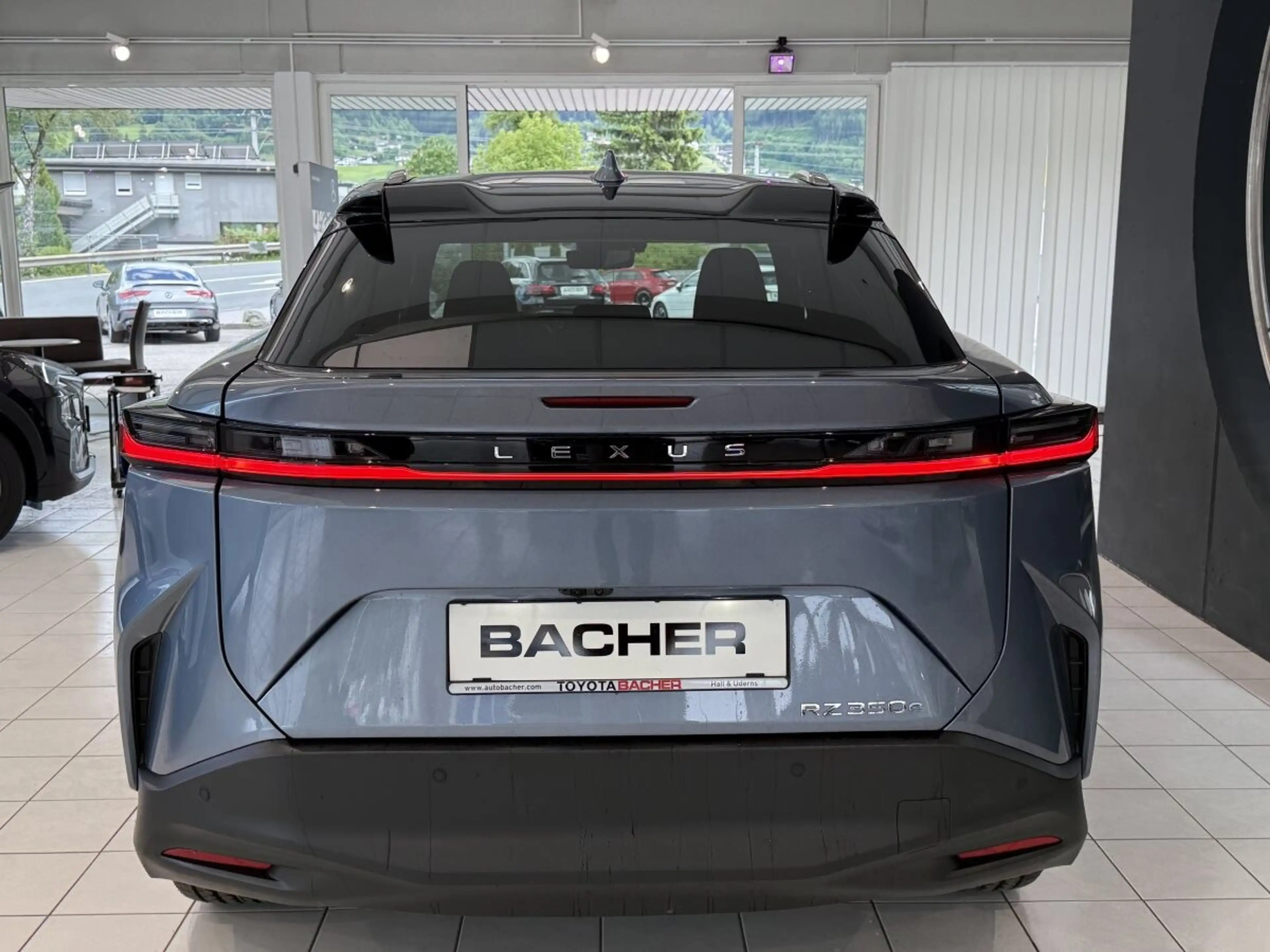 Lexus RZ 350e — photo 5