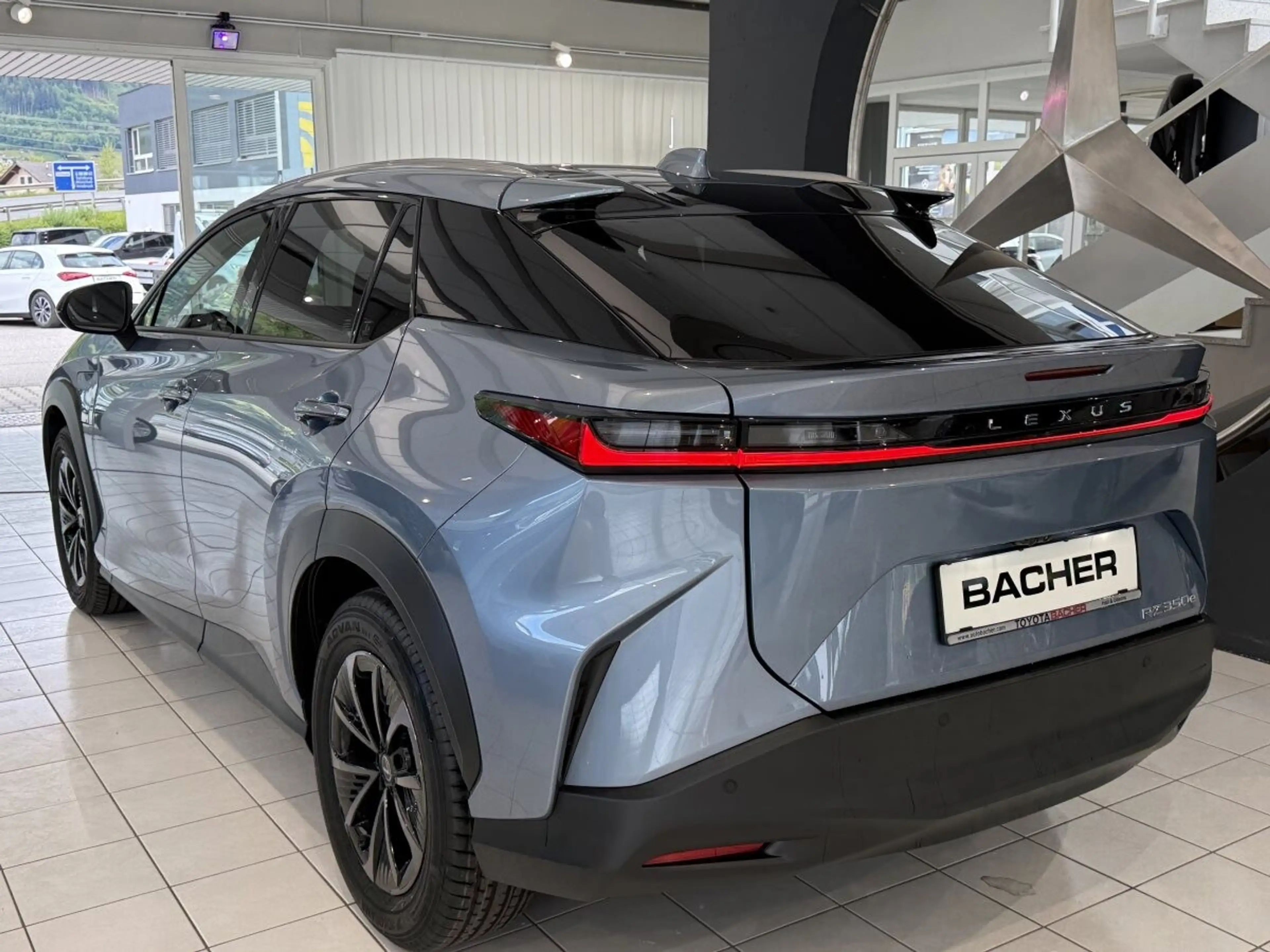 Lexus RZ 350e — photo 4