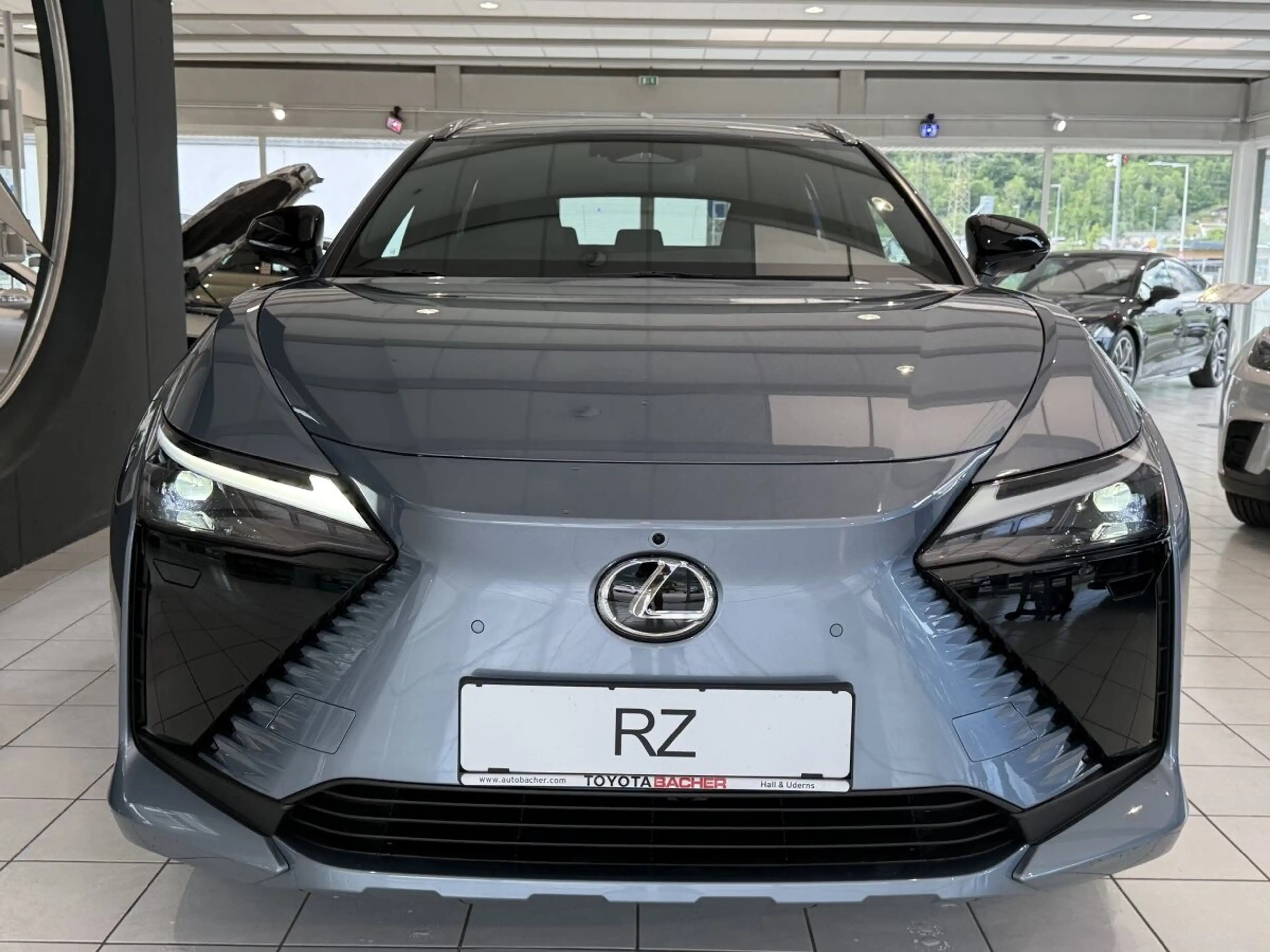 Lexus RZ 350e — photo 8