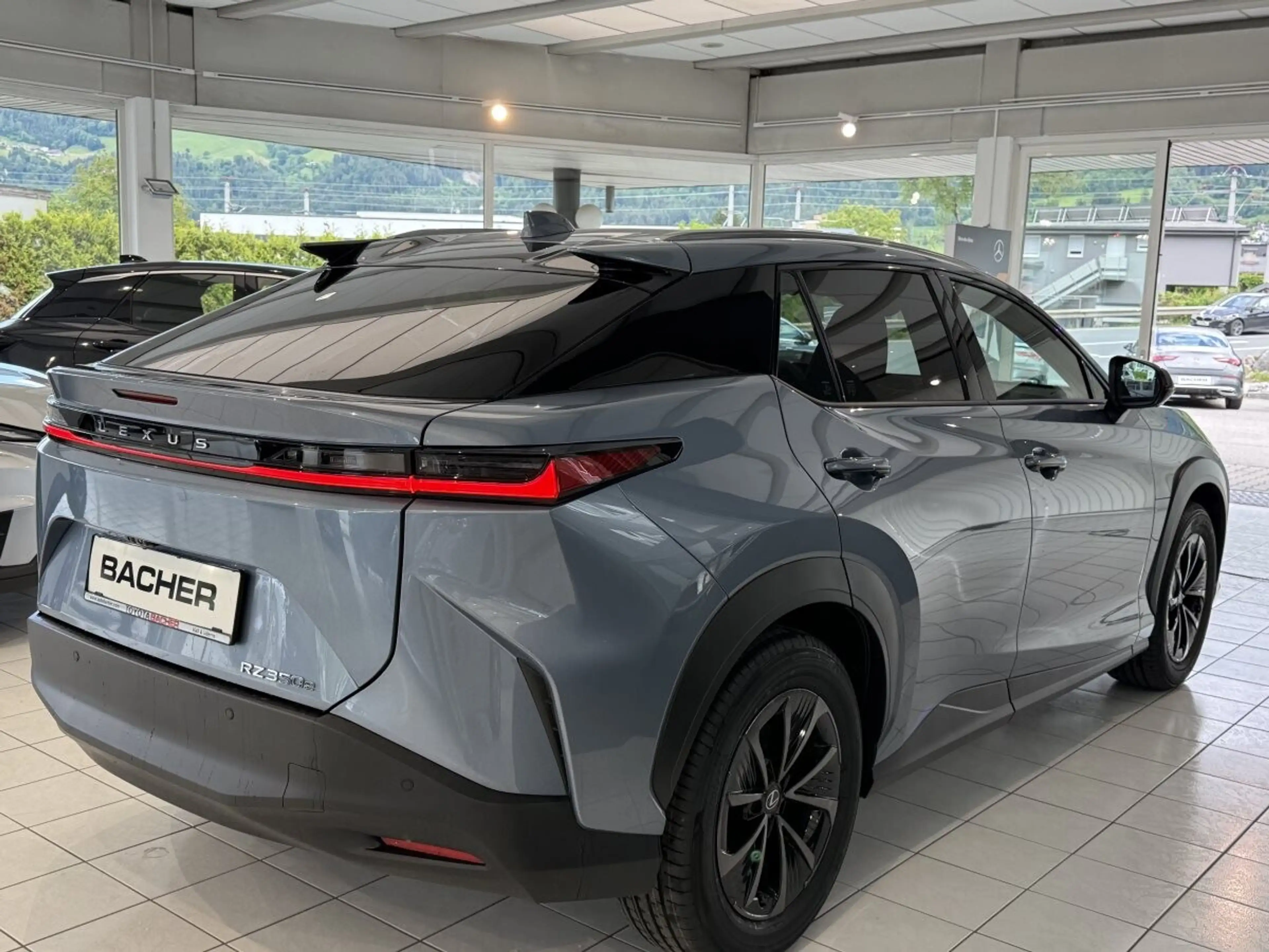 Lexus RZ 350e — photo 6