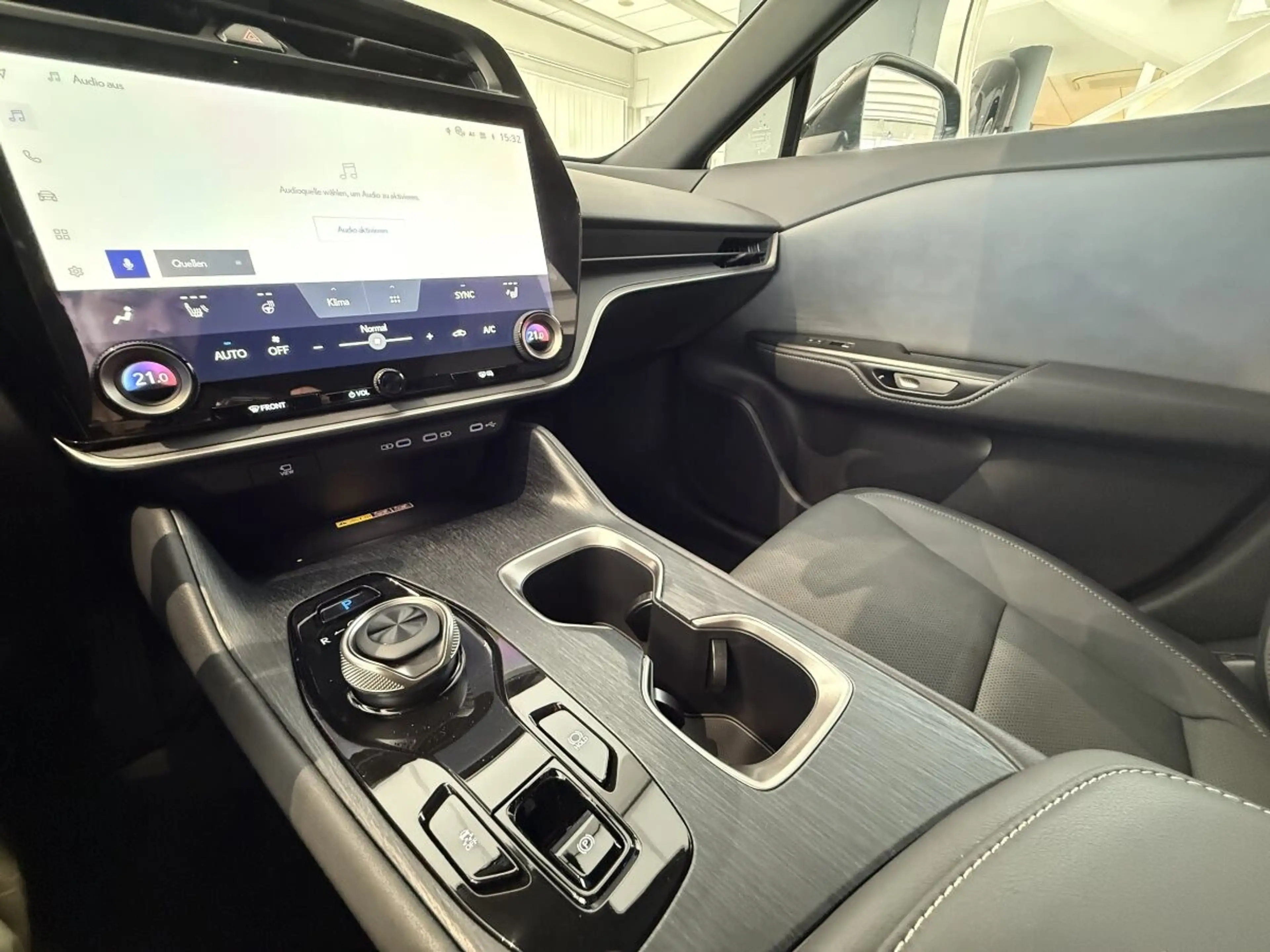 Lexus RZ 350e — photo 12