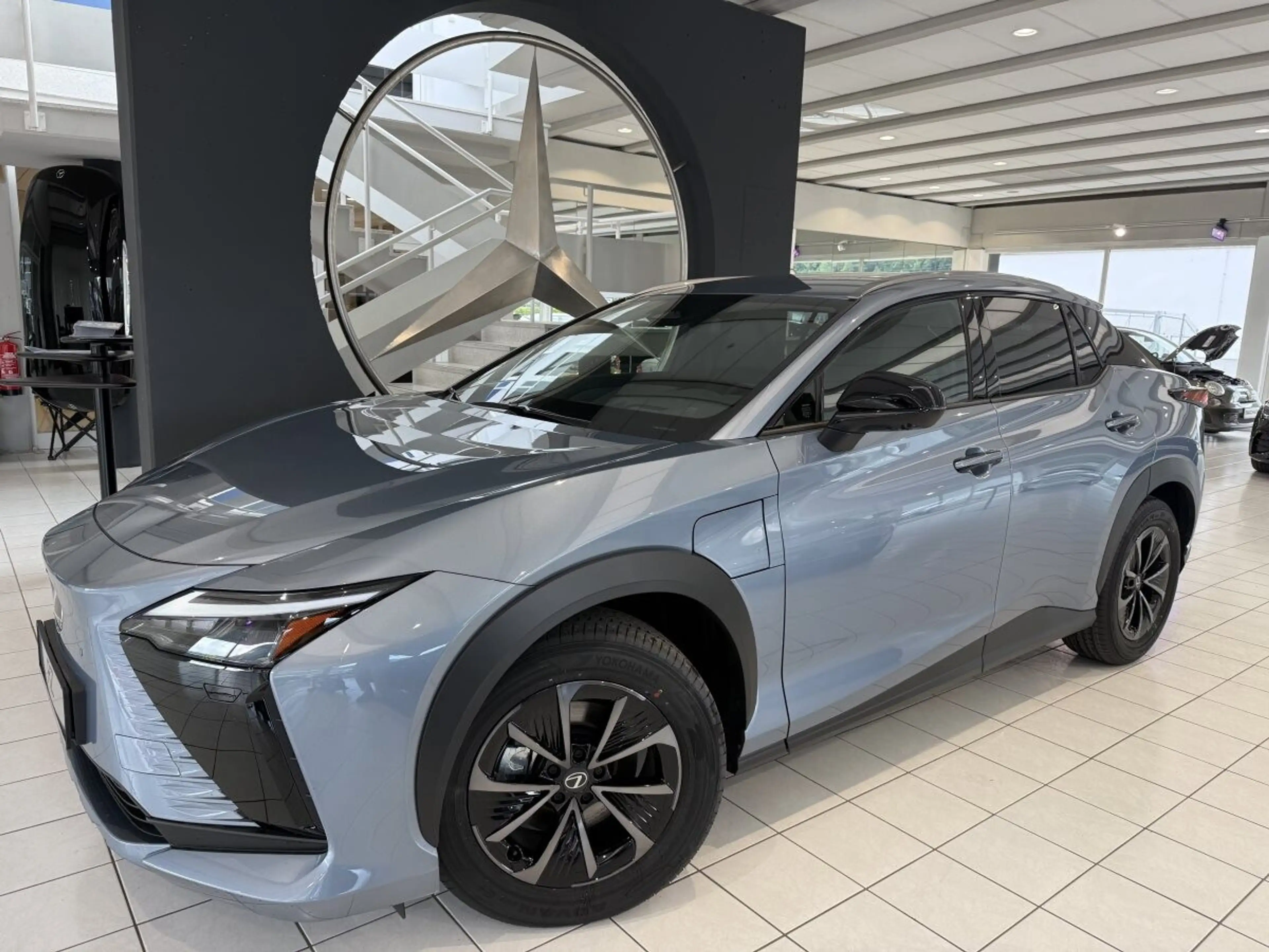 Lexus RZ 350e — photo 2