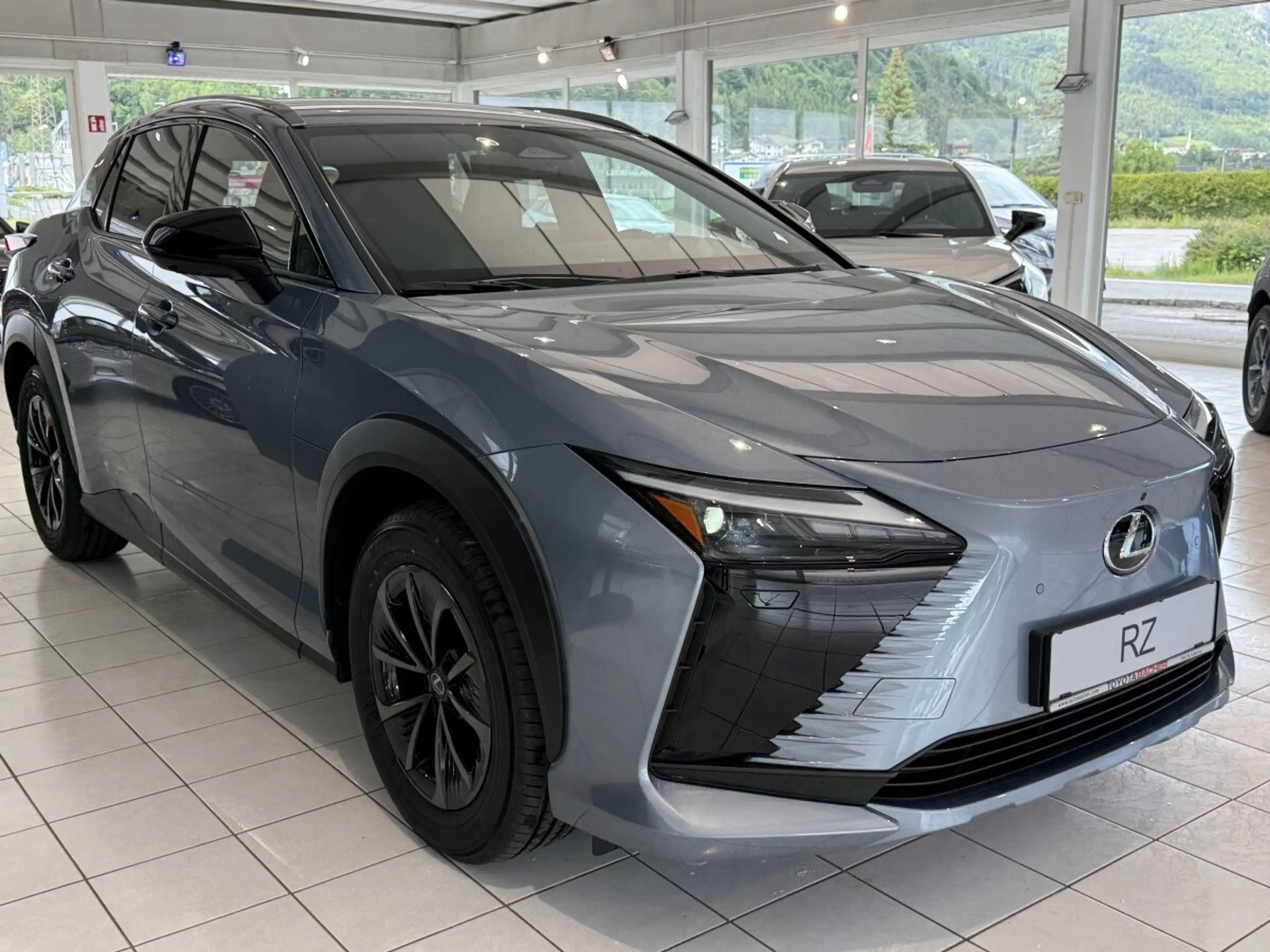 Lexus RZ 350e — photo 7