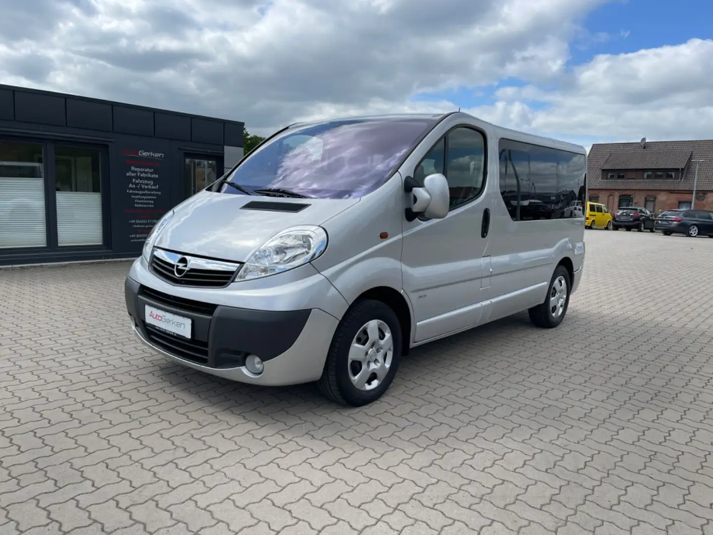Opel Vivaro 2.0 CDTI Kombi  L1H1 Automatik 9-Sitzer Plateado - 1