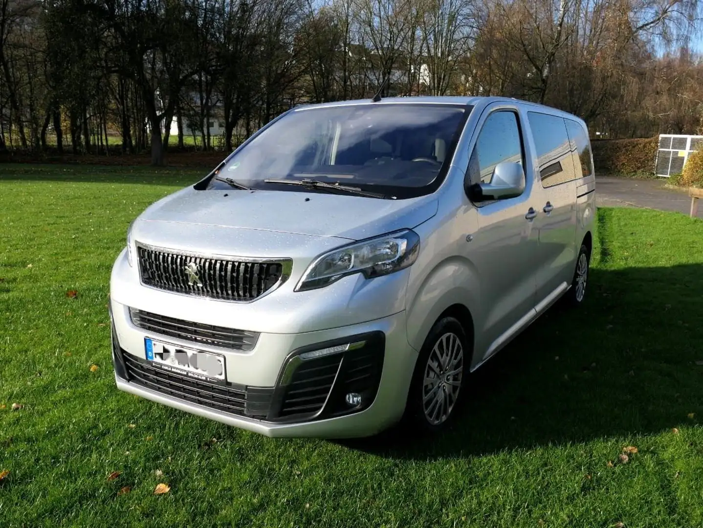 Peugeot Traveller Traveller L2 2.0 BlueHDi 180 EAT6 Allure Plateado - 1