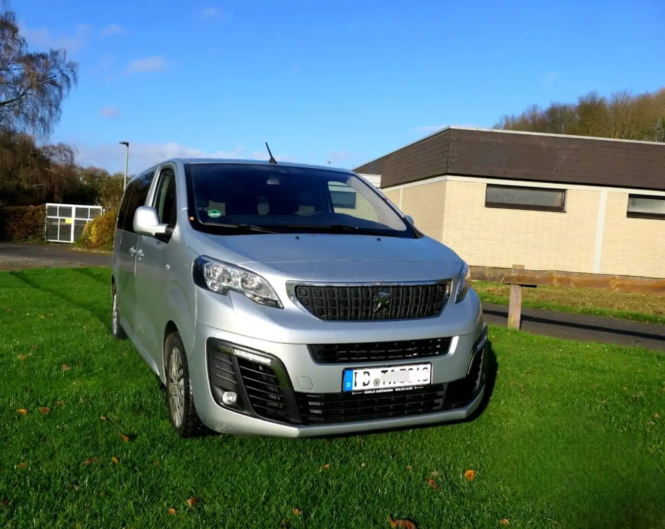 Peugeot Traveller Traveller L2 2.0 BlueHDi 180 EAT6 Allure srebrna - 2