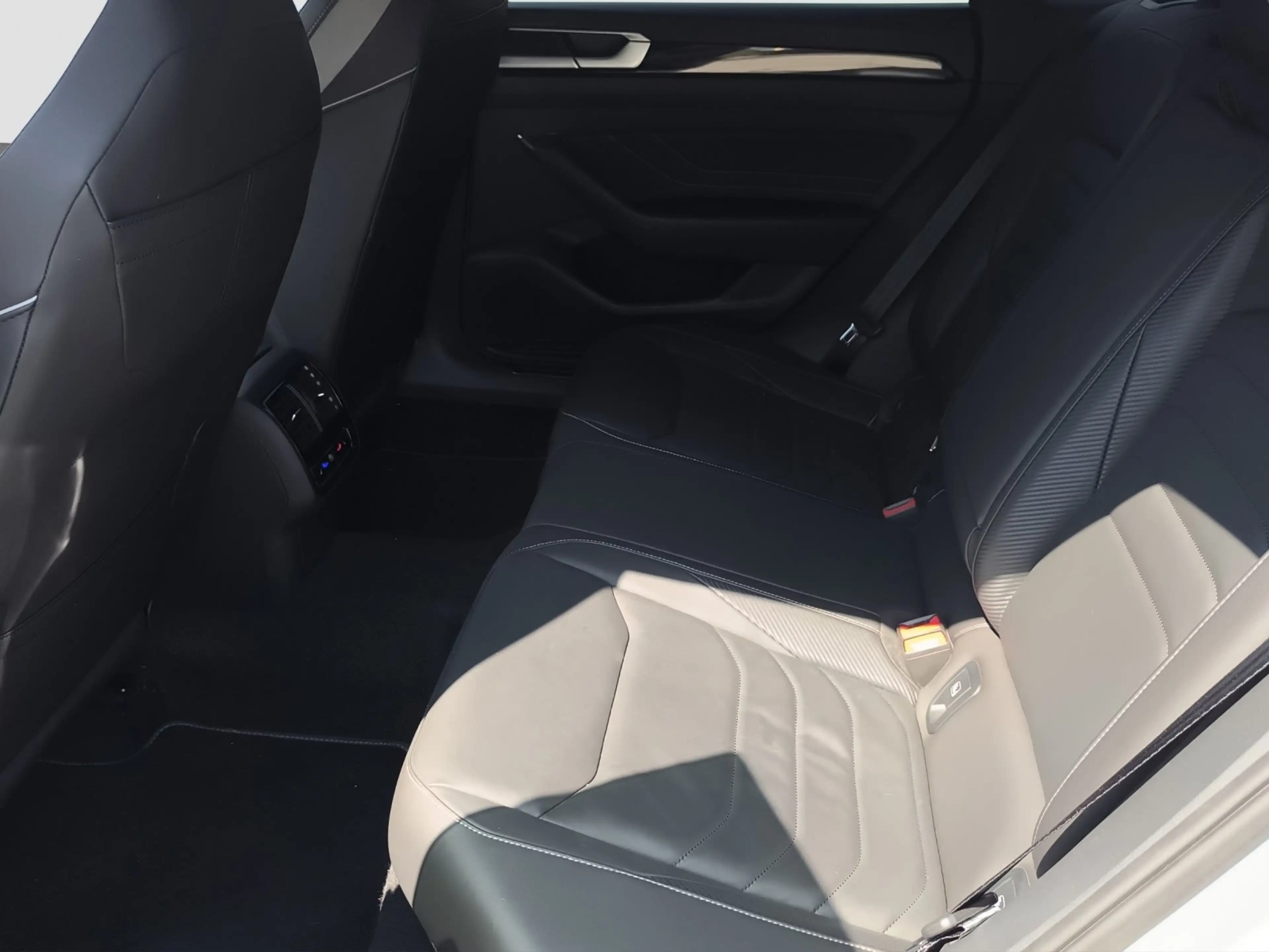 Volkswagen Arteon SB 2.0 TDI DSG R-Line PANO NAVI MATRIX ACC LEDER 1 — photo 17