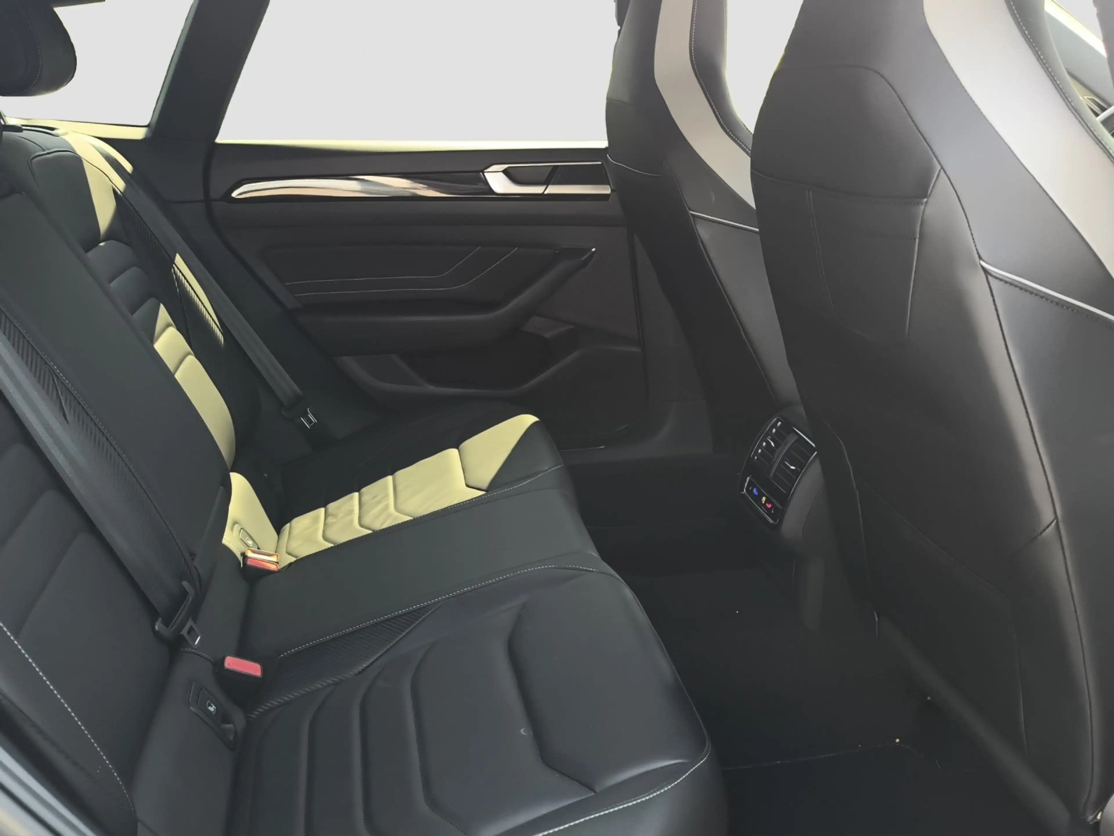 Volkswagen Arteon SB 2.0 TDI DSG R-Line PANO NAVI MATRIX ACC LEDER 1 — photo 23