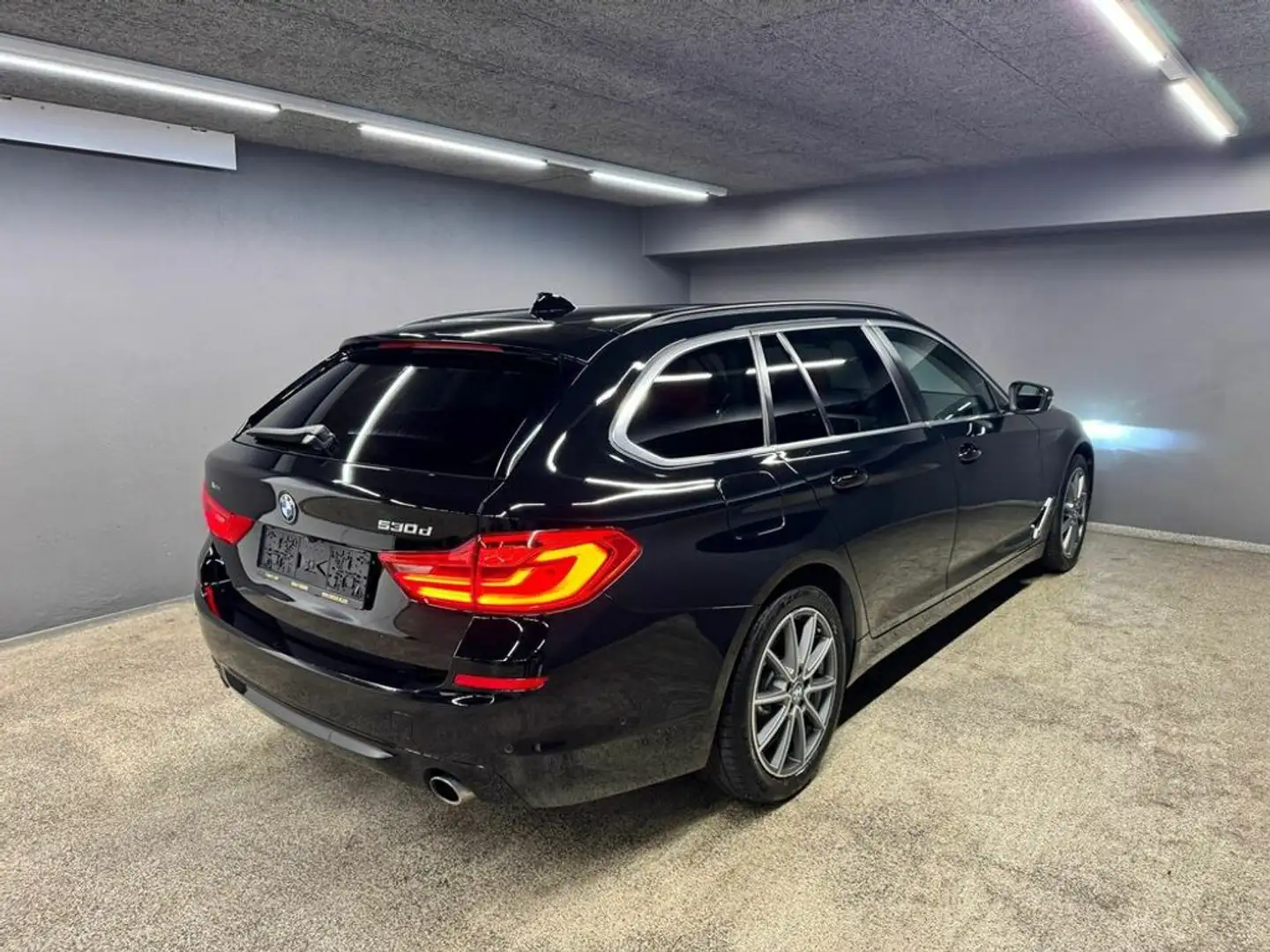 BMW 530 d xDrive Schwarz - 2
