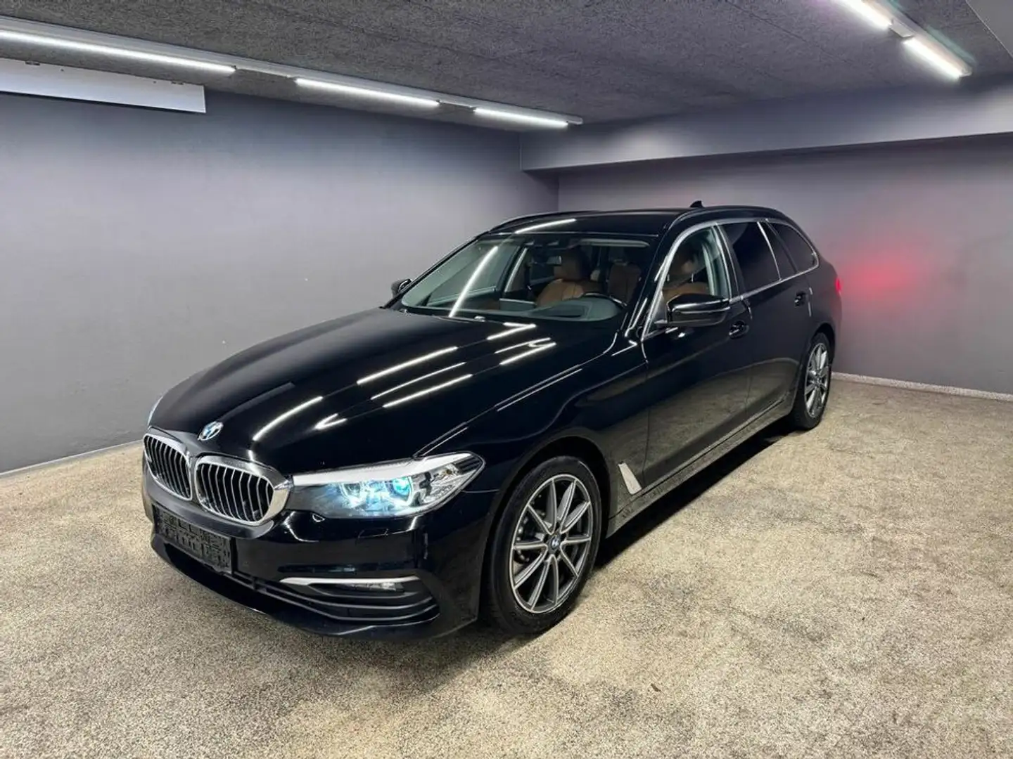 BMW 530 d xDrive Schwarz - 1