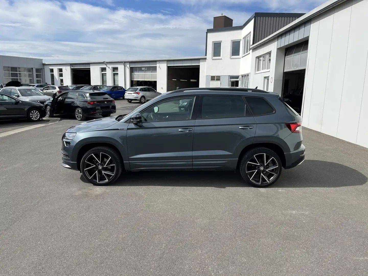 Skoda Karoq 1.5 TSI Sportline 156€ m. 20% Anzahlung AHK Pano Grau - 2