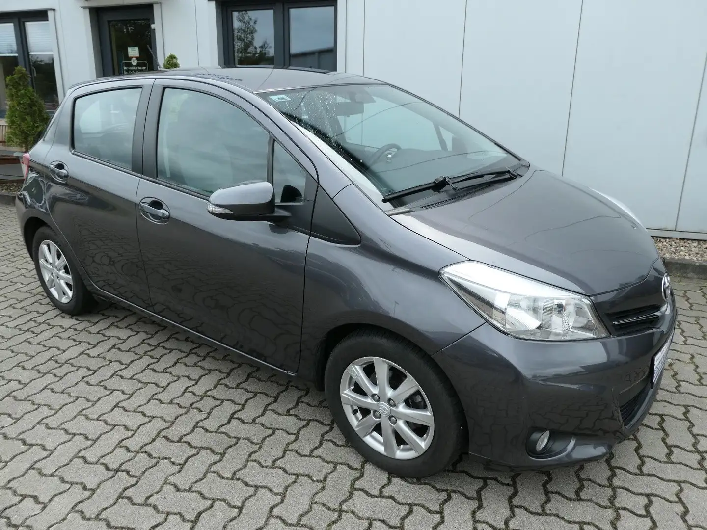 Toyota Yaris Executive // 2.Hd. Insp. Bremsen + HU Neu! Grau - 2