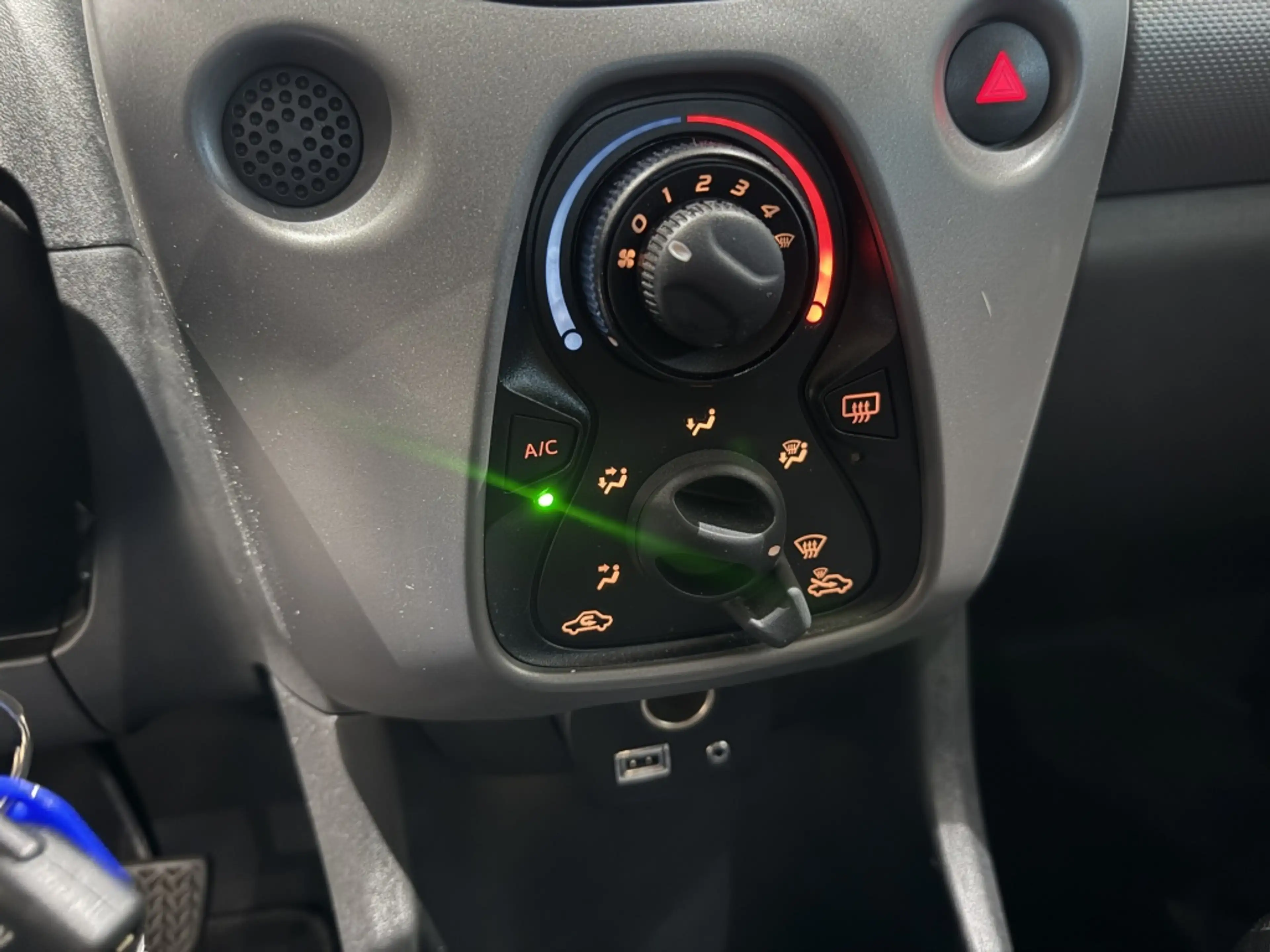 Peugeot 108 1.0 e-VTi Active — photo 9