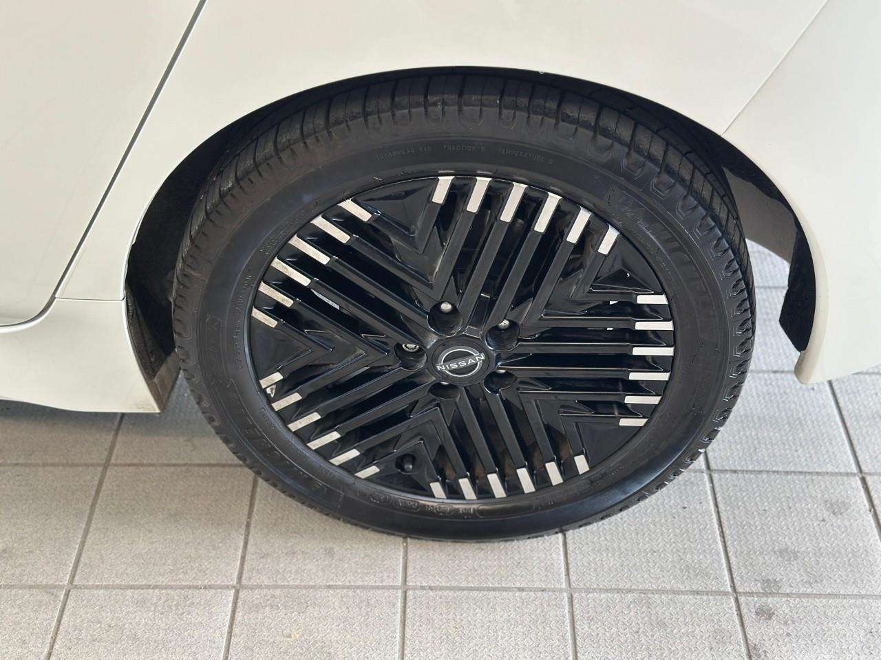 2024 Nissan Leaf — photo 1