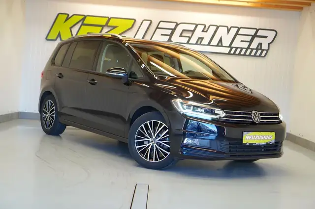 Volkswagen Touran view 3