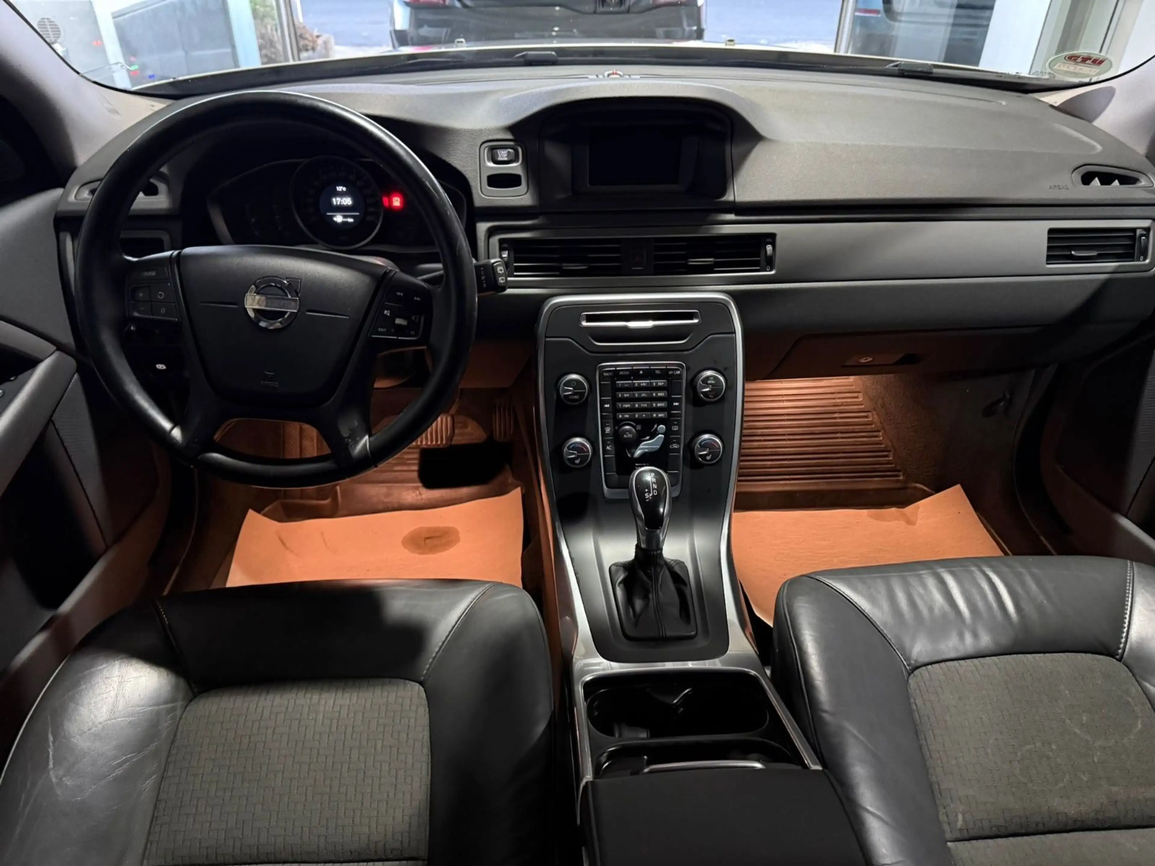 Volvo V70 D2 Kinetic*TÜV NEU*NAVI*LEDER*XENON*AHK*SHFT — photo 12
