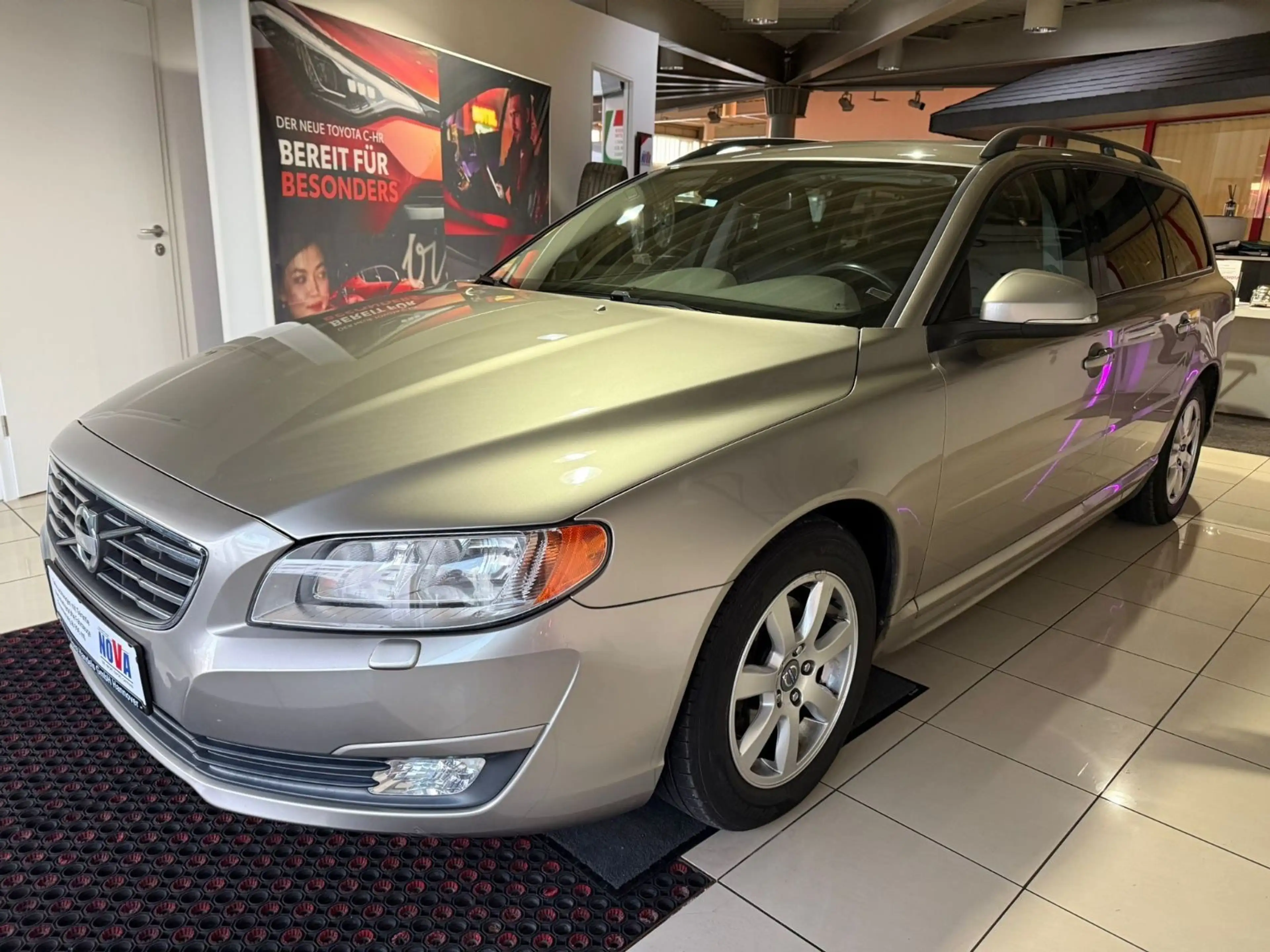 Volvo V70 D2 Kinetic*TÜV NEU*NAVI*LEDER*XENON*AHK*SHFT — photo 2