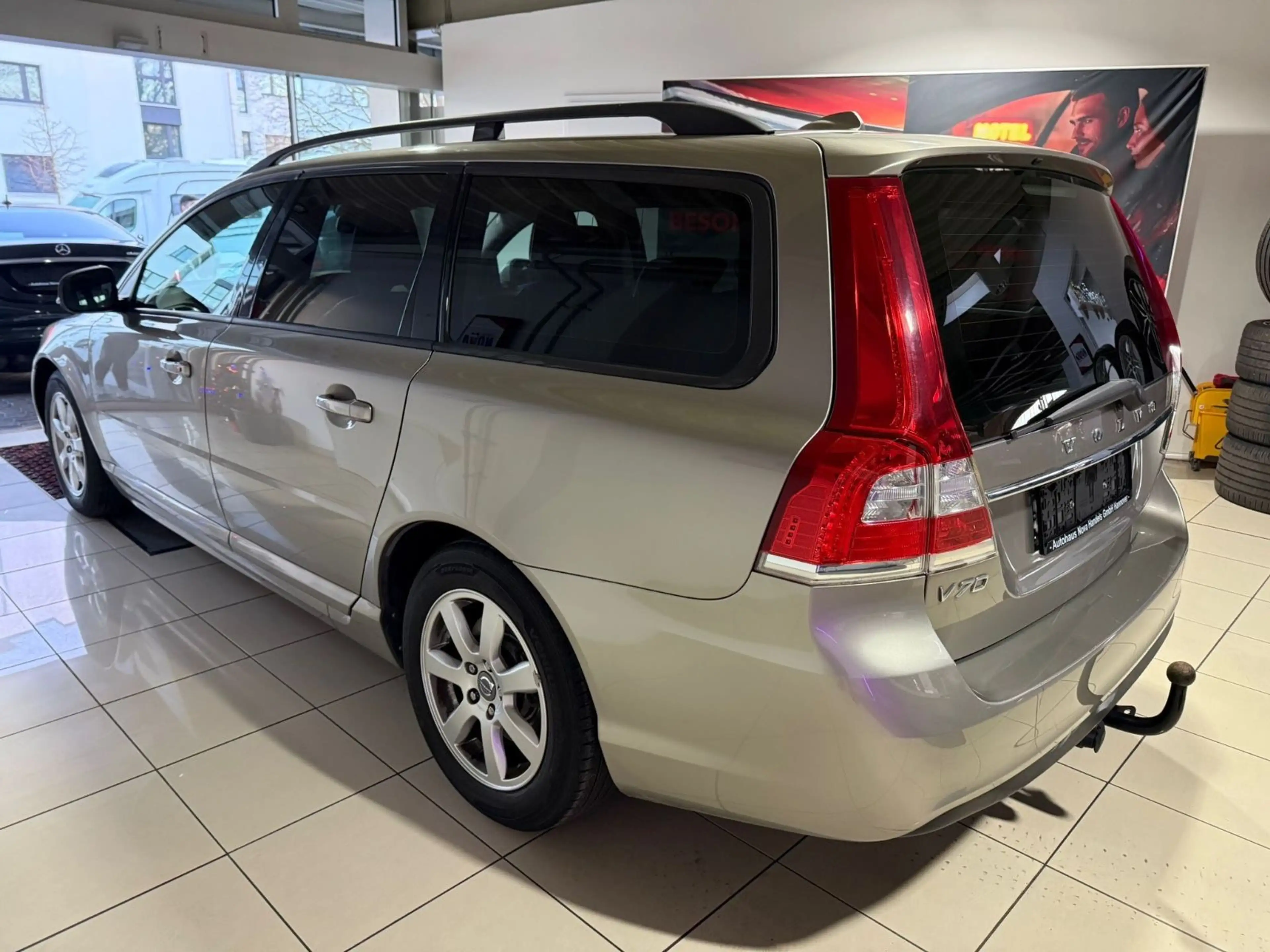 Volvo V70 D2 Kinetic*TÜV NEU*NAVI*LEDER*XENON*AHK*SHFT — photo 3