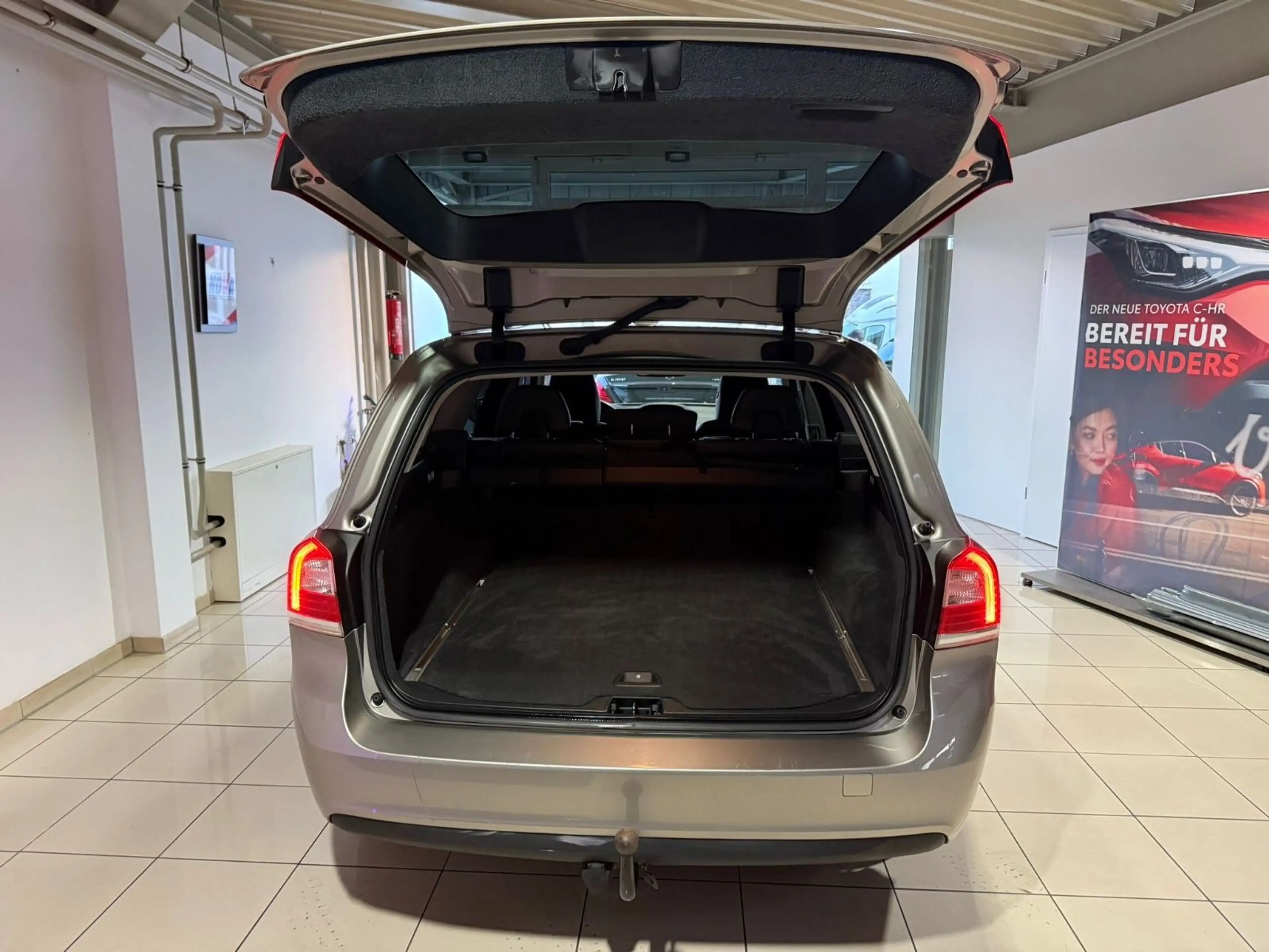 Volvo V70 D2 Kinetic*TÜV NEU*NAVI*LEDER*XENON*AHK*SHFT — photo 9