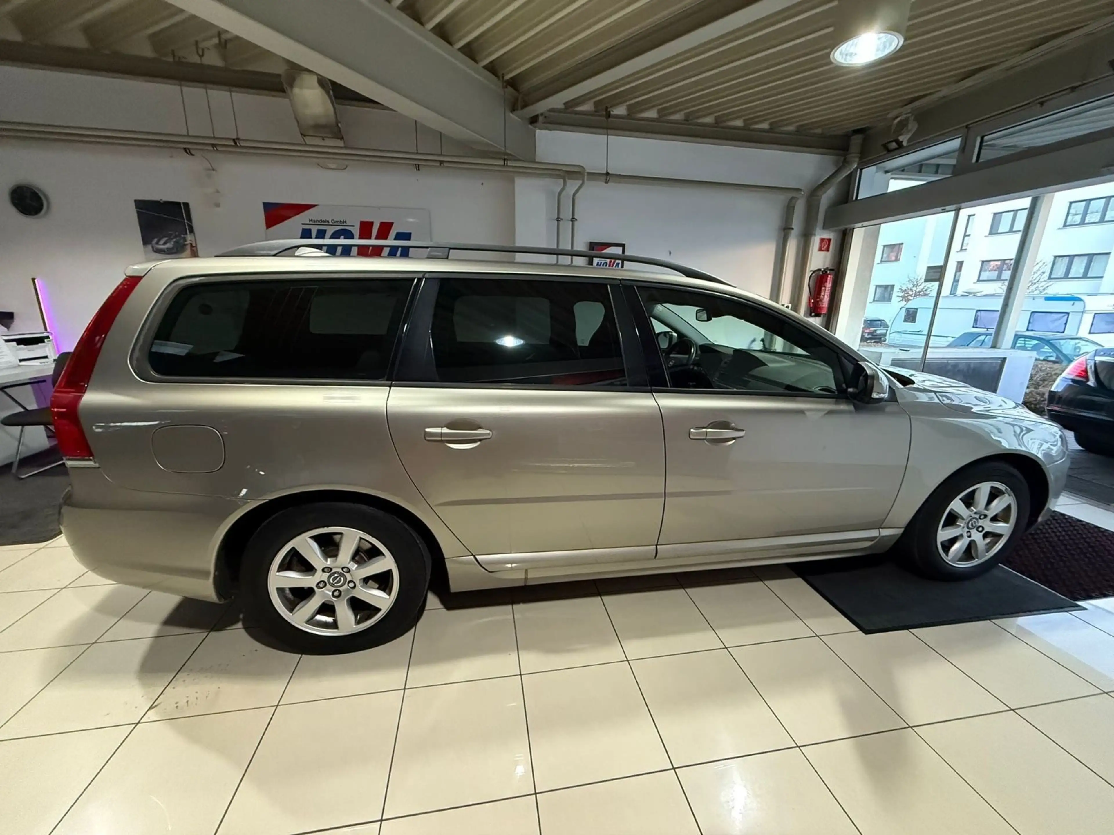 Volvo V70 D2 Kinetic*TÜV NEU*NAVI*LEDER*XENON*AHK*SHFT — photo 11