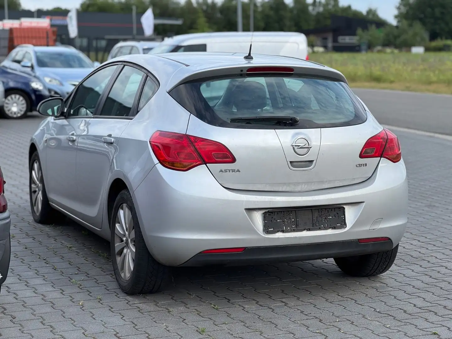 Opel Astra J Lim. 5-trg. Edition Klimaautomatik Silber - 2