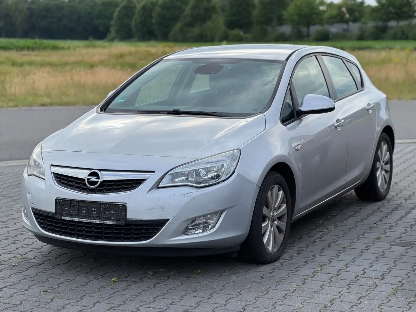 Opel Astra J Lim. 5-trg. Edition Klimaautomatik Silber - 1