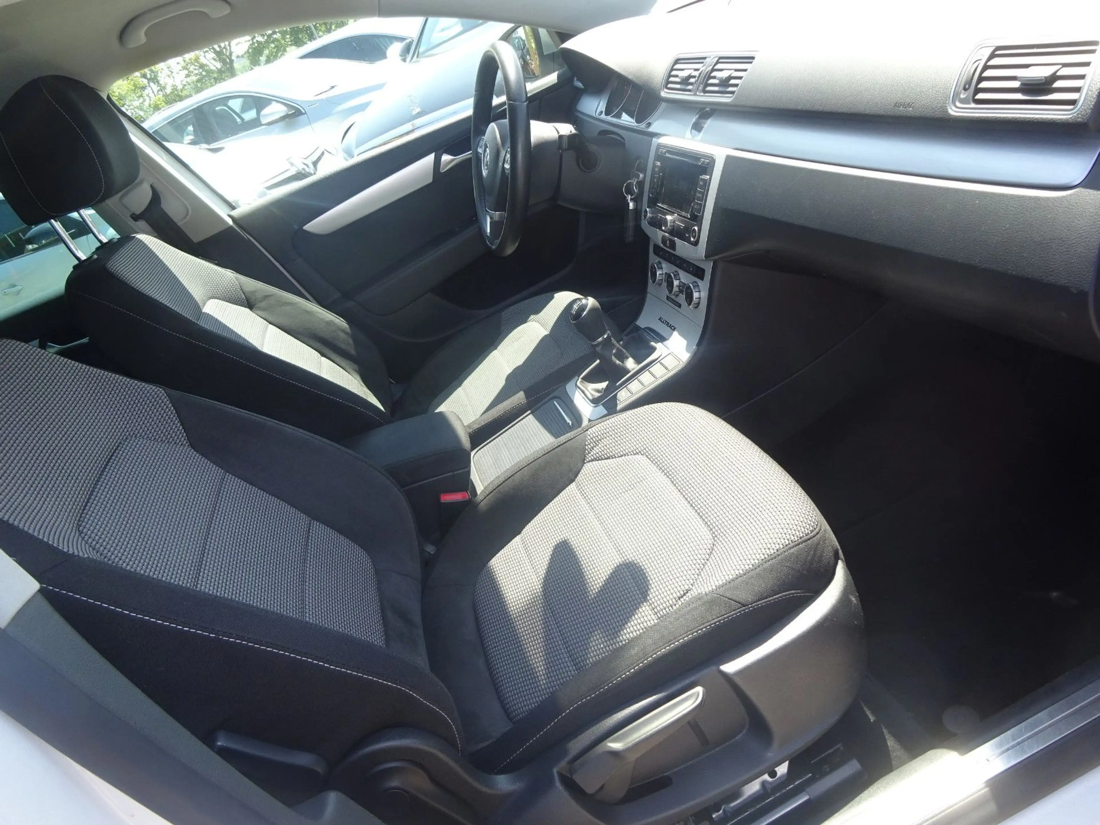 Volkswagen Passat Alltrack 2.0 TDI Variant BMT — photo 11