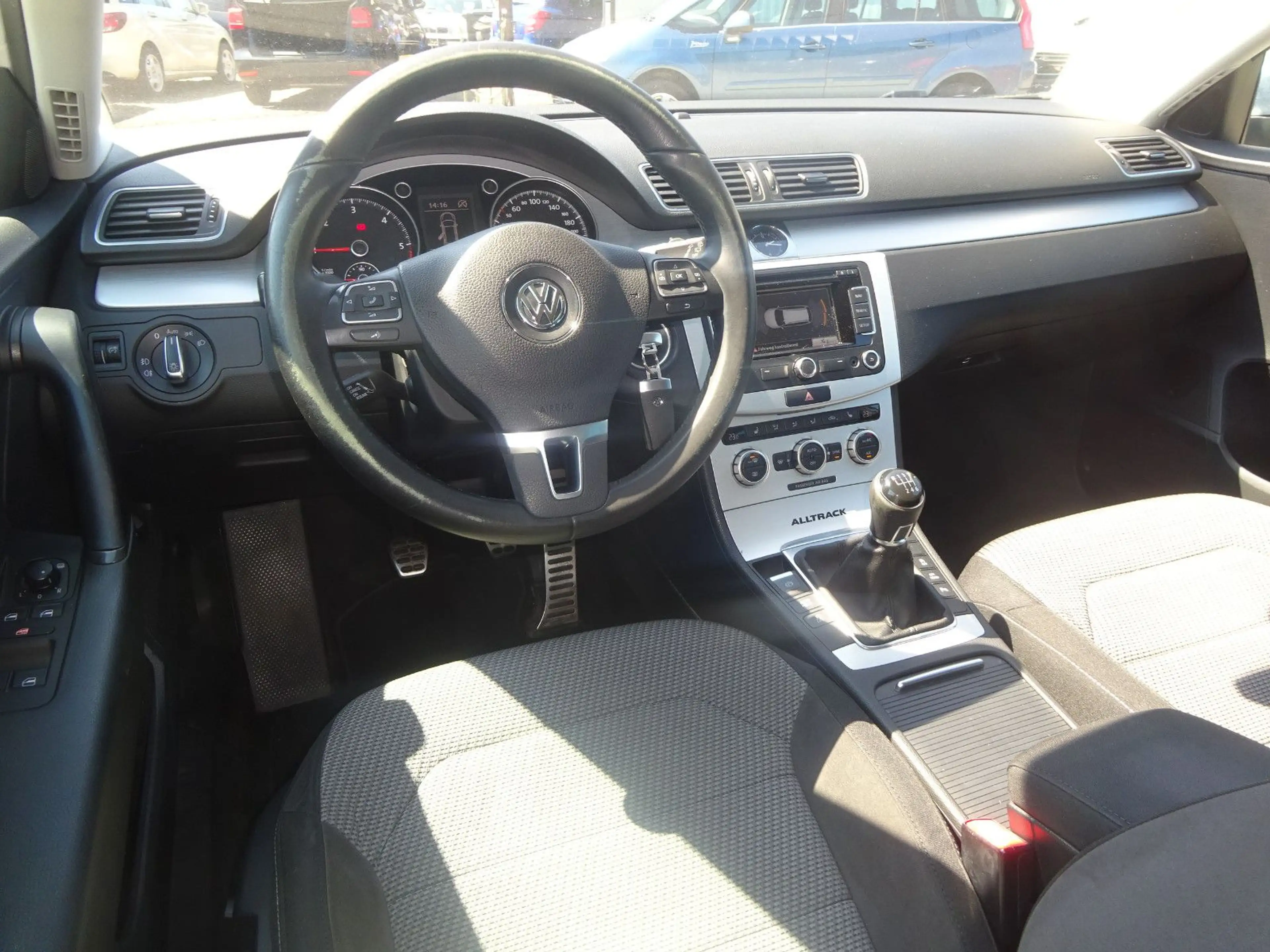 Volkswagen Passat Alltrack 2.0 TDI Variant BMT — photo 9
