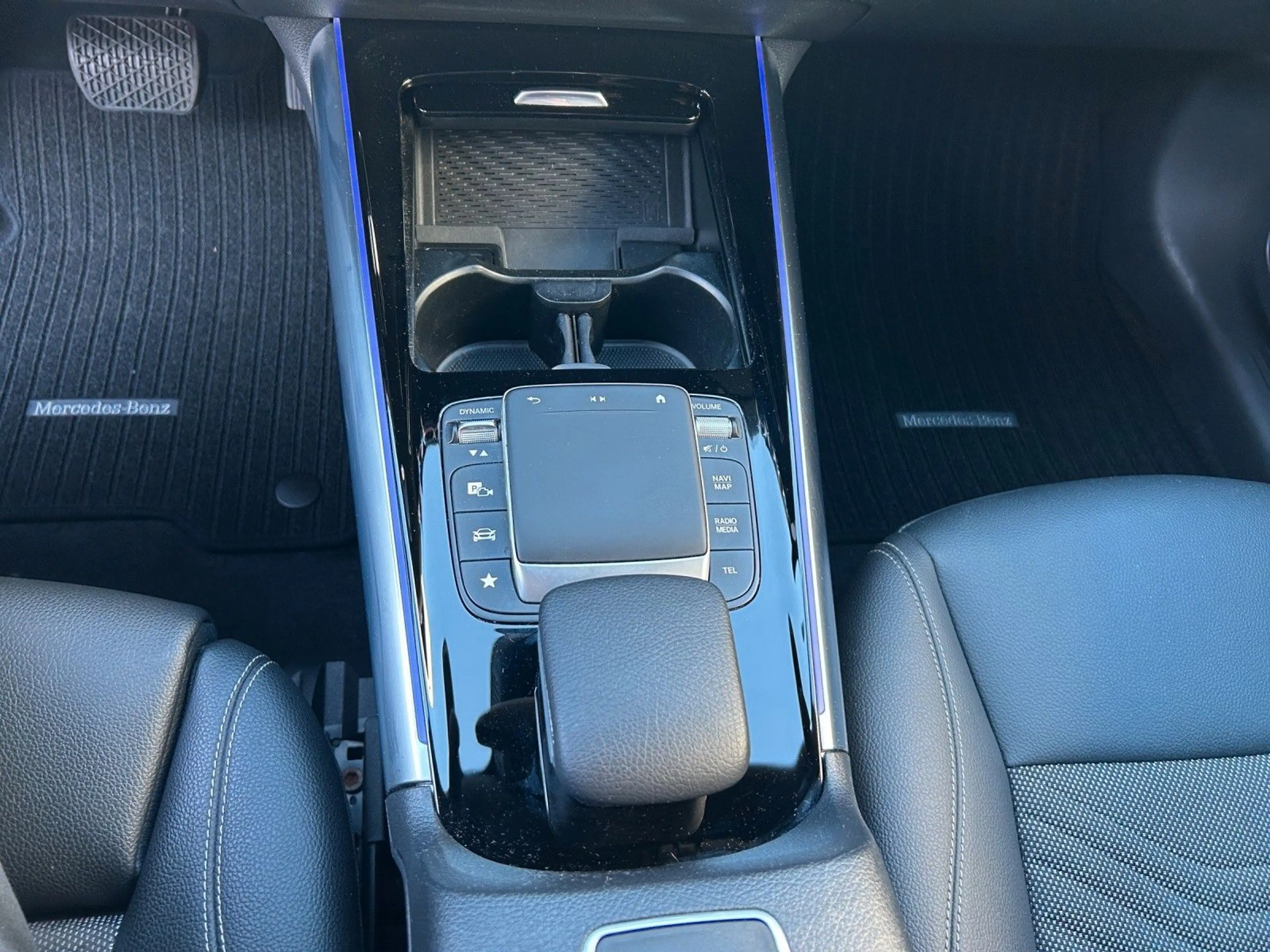 Mercedes-Benz EQA 300 4M*TOTWINKEL*LED*SOUNDSY*KAMERA*KEYLESS* — photo 8