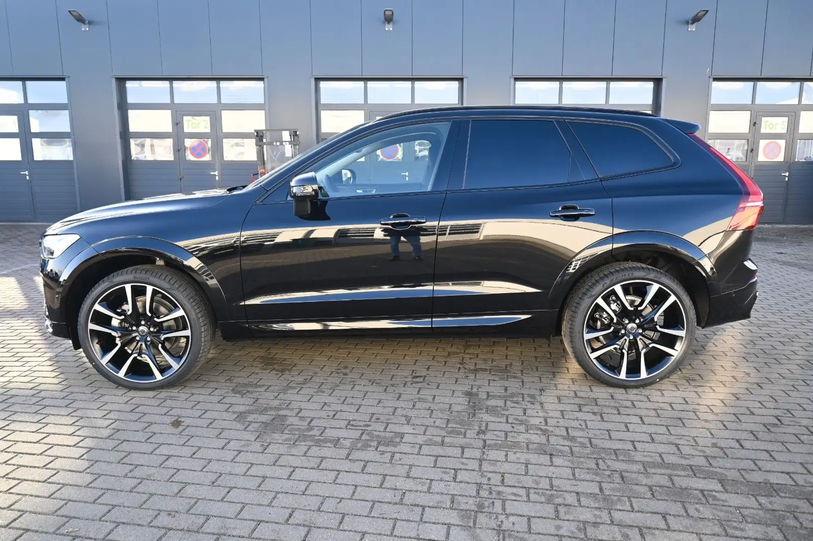 Volvo XC60 B5 AWD Ultra Dark*LUFT*360°*ACC*AHK Schwarz - 2
