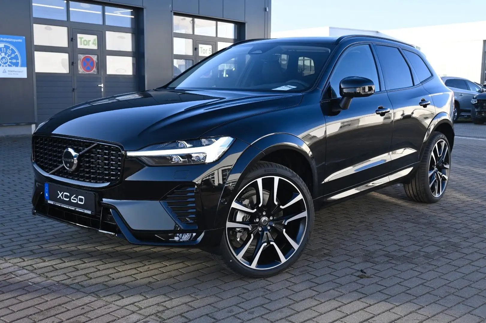 Volvo XC60 B5 AWD Ultra Dark*LUFT*360°*ACC*AHK Schwarz - 1