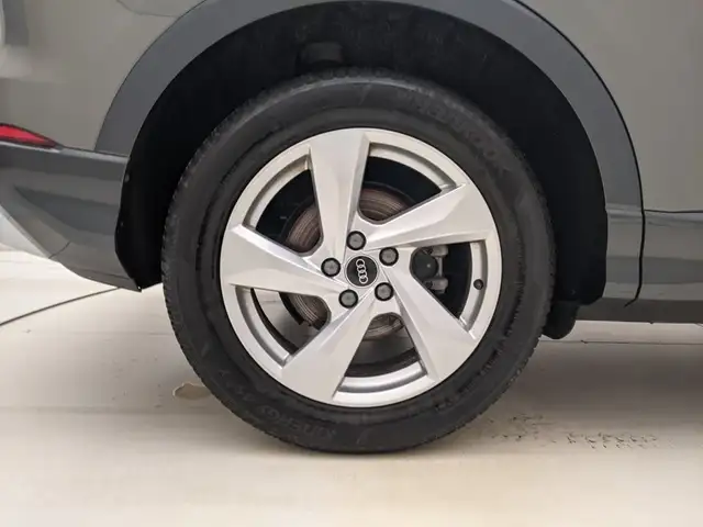 Audi Q3 view 9