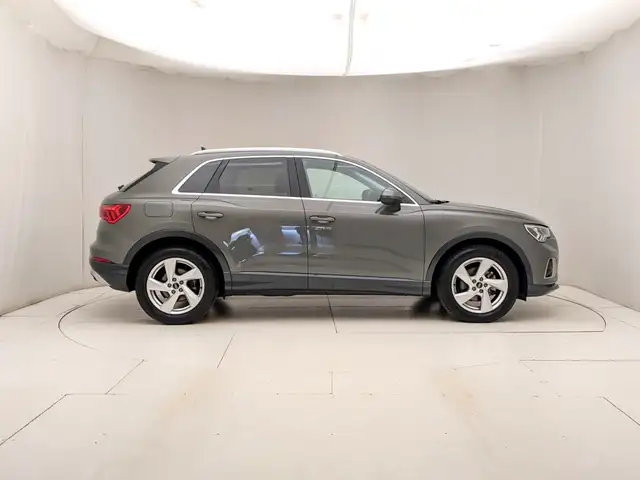 Audi Q3 view 3