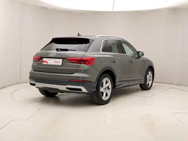 Audi Q3 view 4