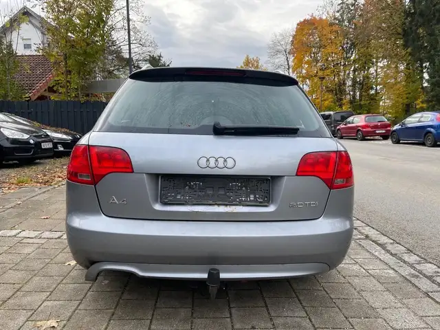 Audi A4 view 4