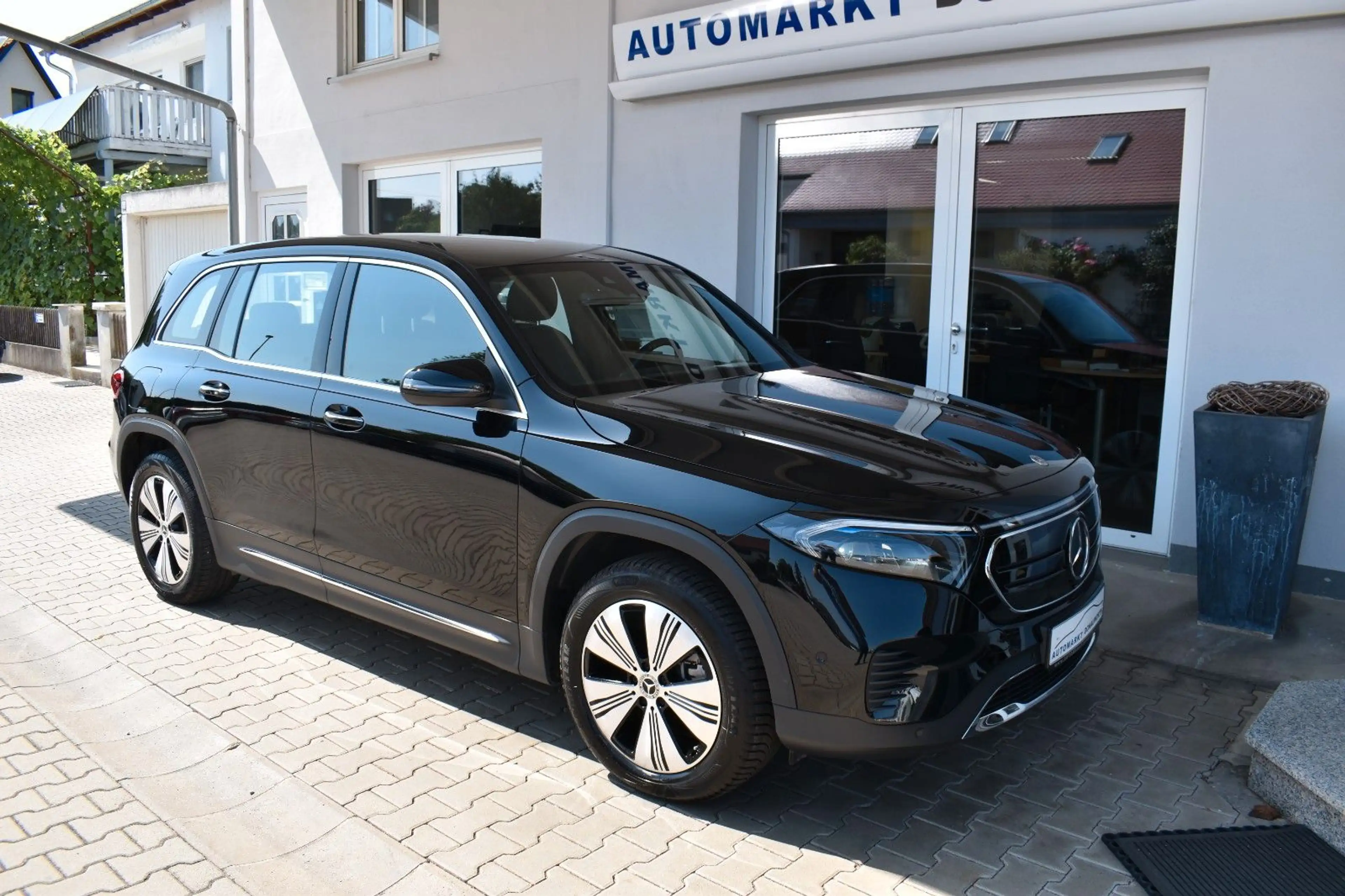Mercedes-Benz EQB 250 Progressiv Distronic Advanced+ LED — photo 9
