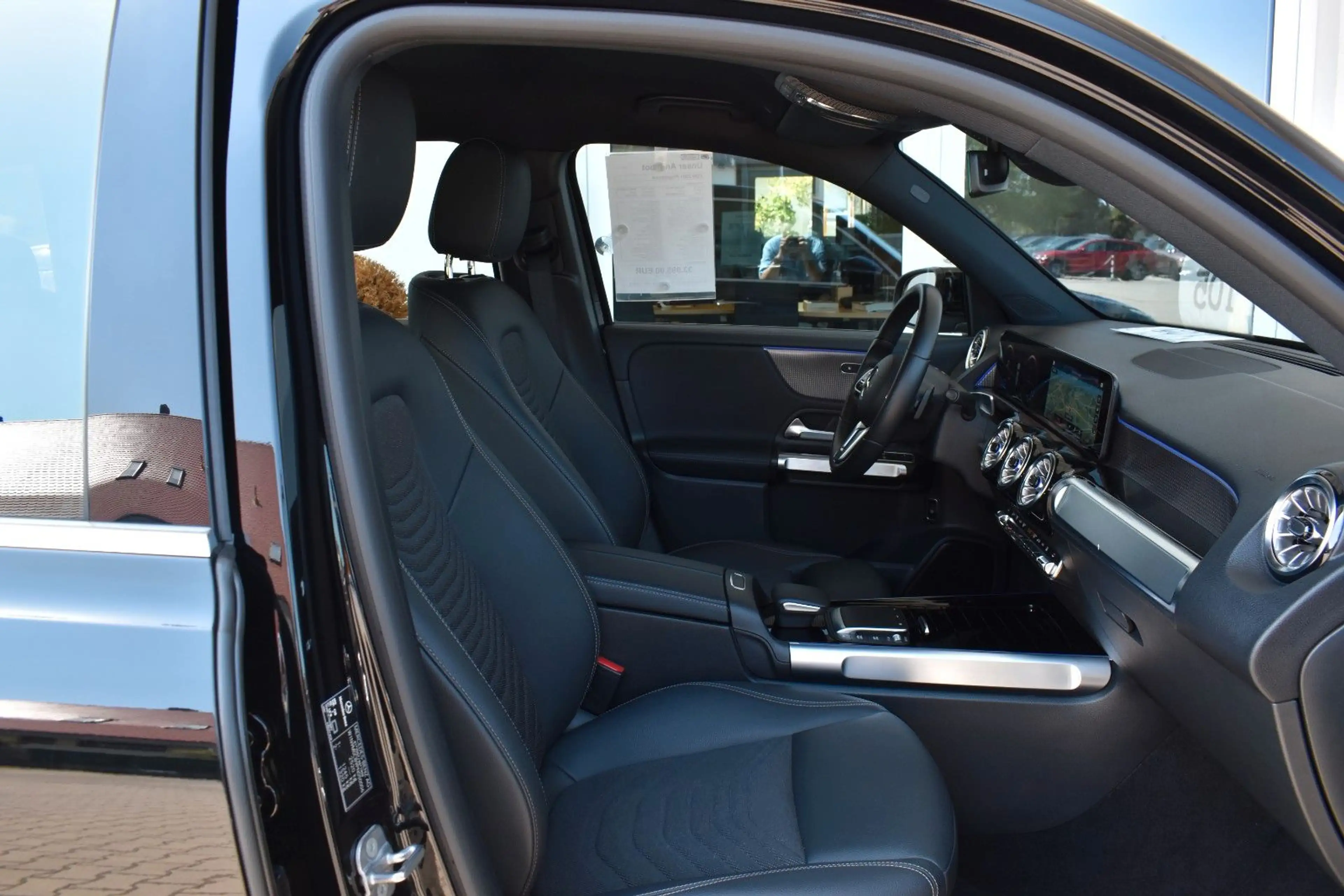 Mercedes-Benz EQB 250 Progressiv Distronic Advanced+ LED — photo 13