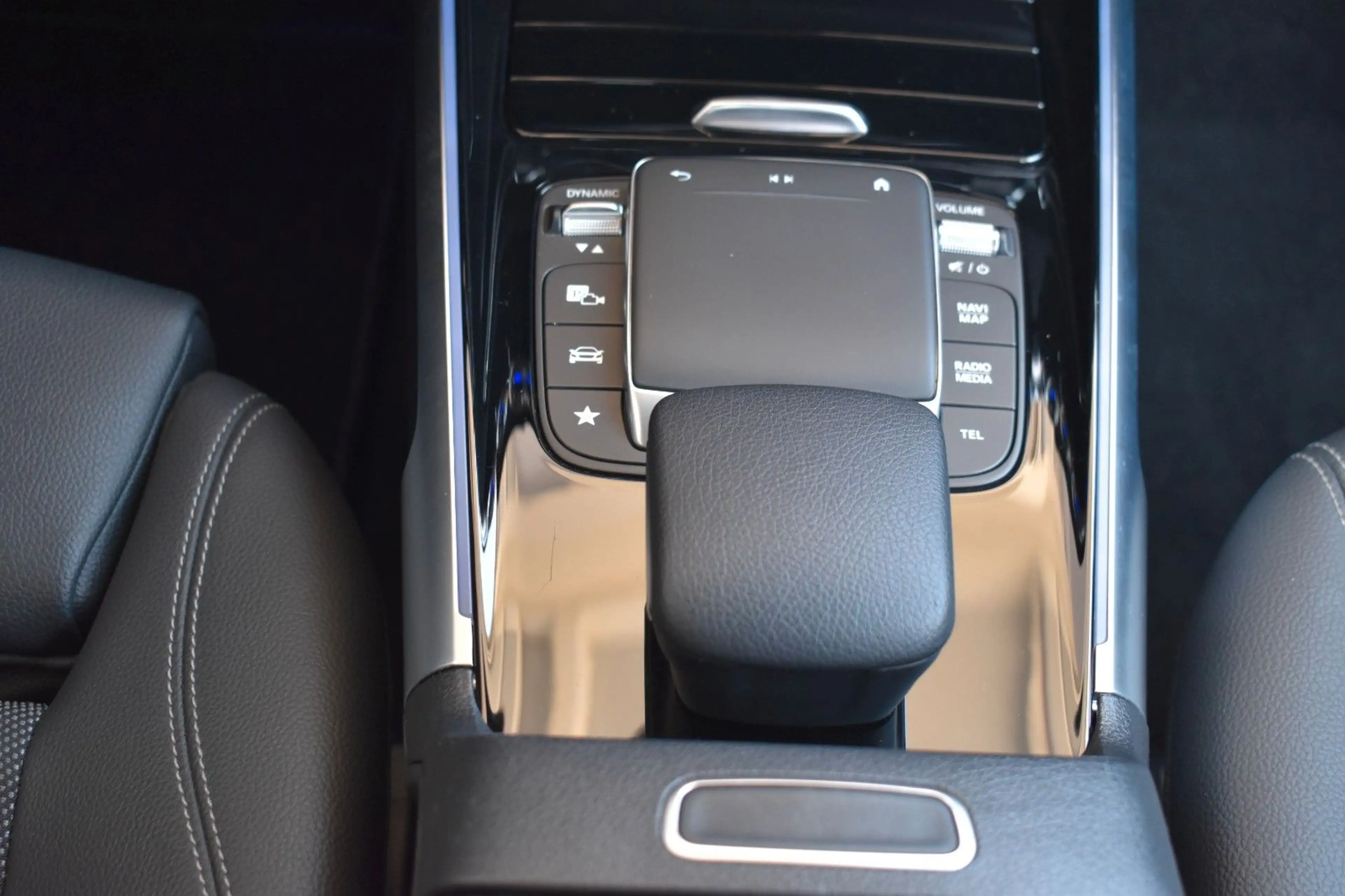 Mercedes-Benz EQB 250 Progressiv Distronic Advanced+ LED — photo 15