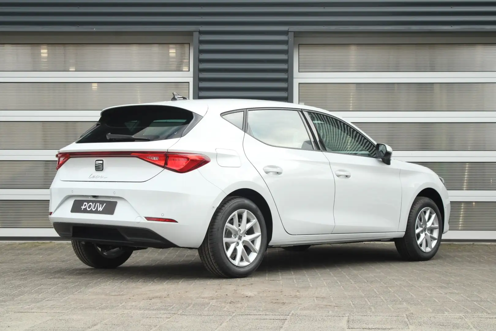 SEAT Leon 1.5 eTSI 115pk Style Business Intense | 16" Velgen Wit - 2
