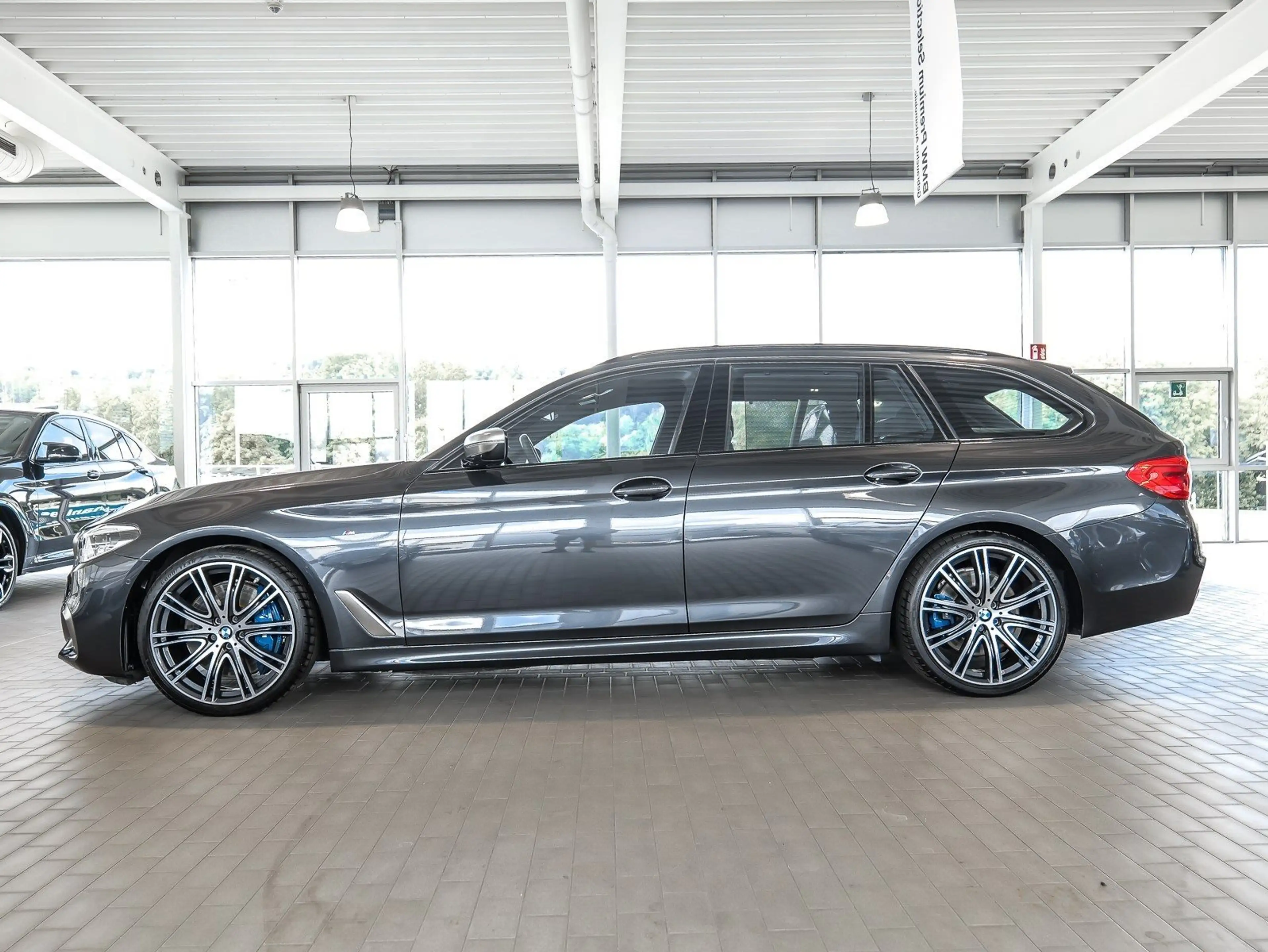 BMW 550 M550d xDrive Touring HeadUp Pano Sitzlüft. ACC — photo 9