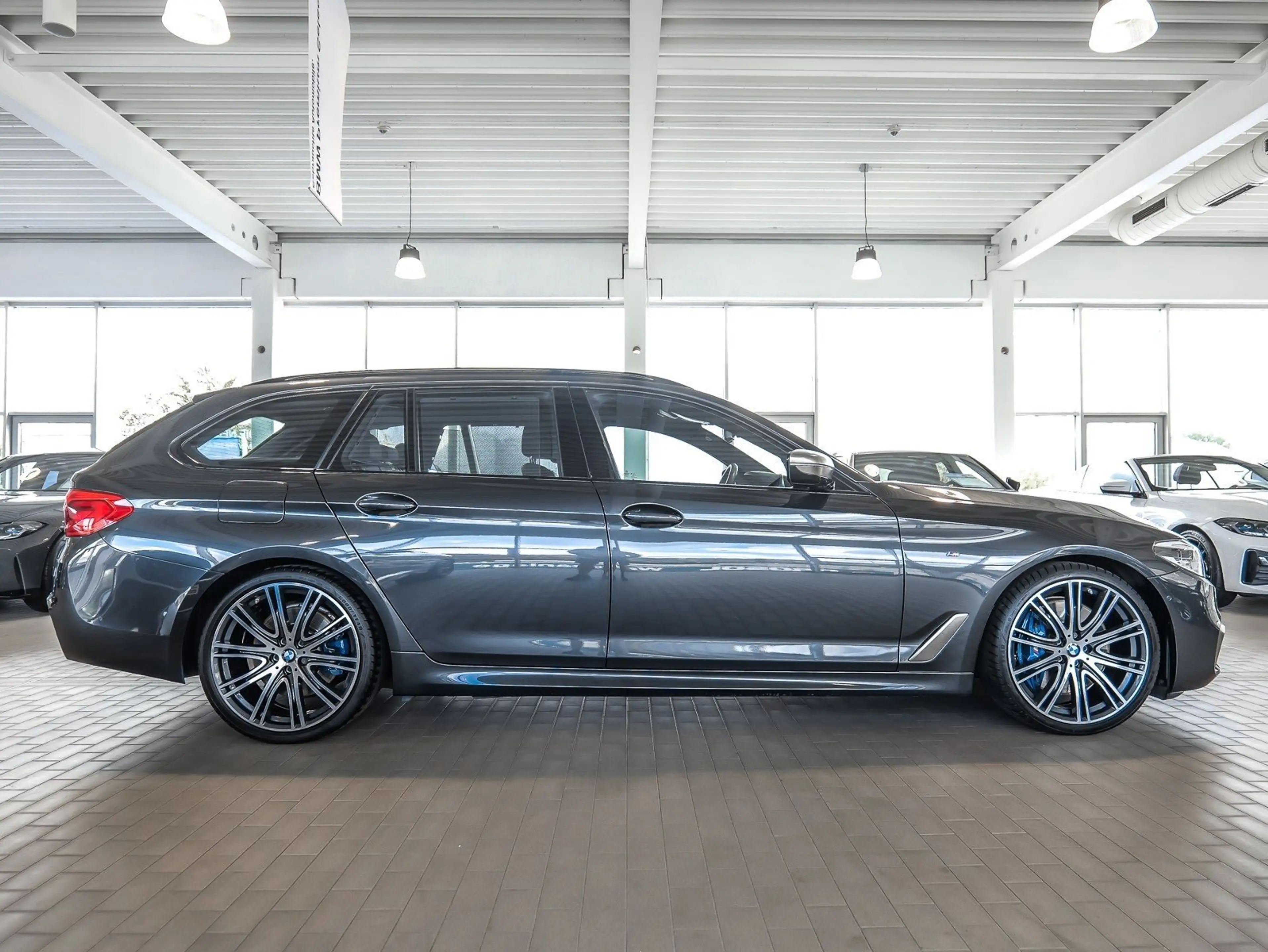BMW 550 M550d xDrive Touring HeadUp Pano Sitzlüft. ACC — photo 10