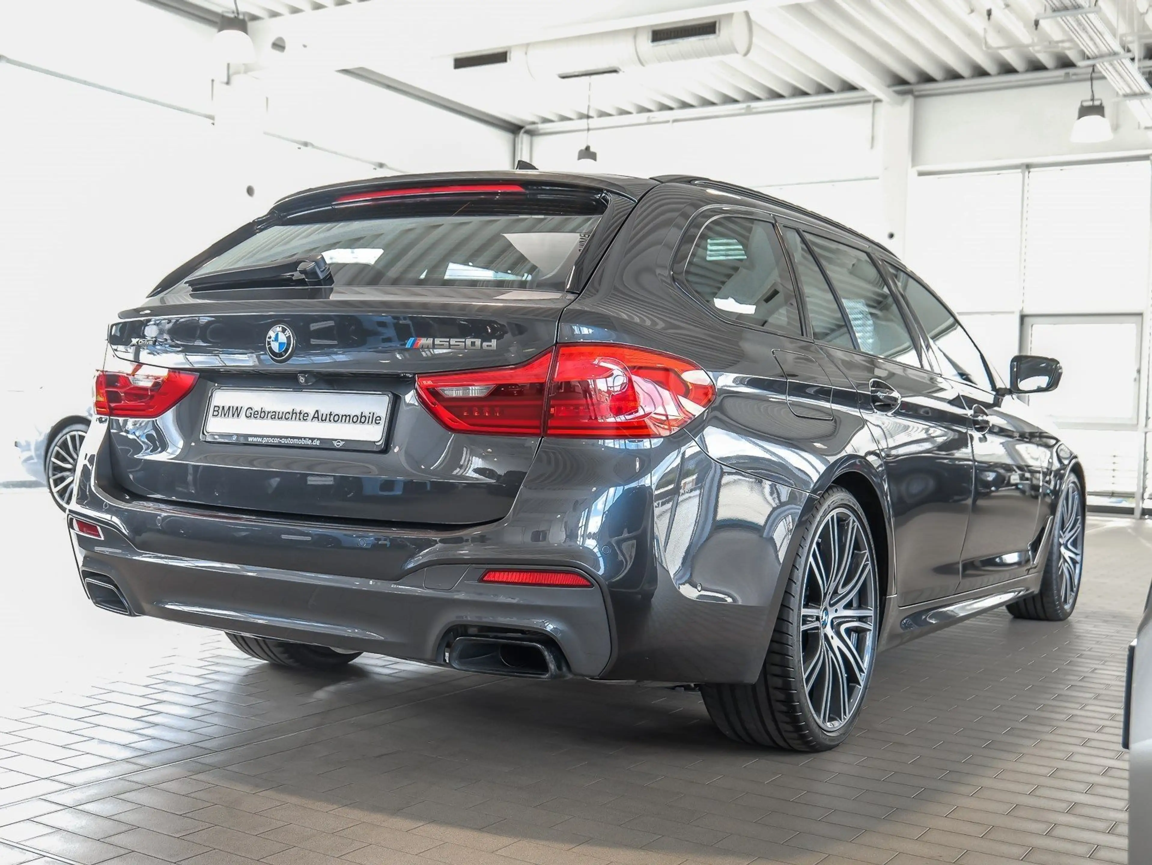 BMW 550 M550d xDrive Touring HeadUp Pano Sitzlüft. ACC — photo 2