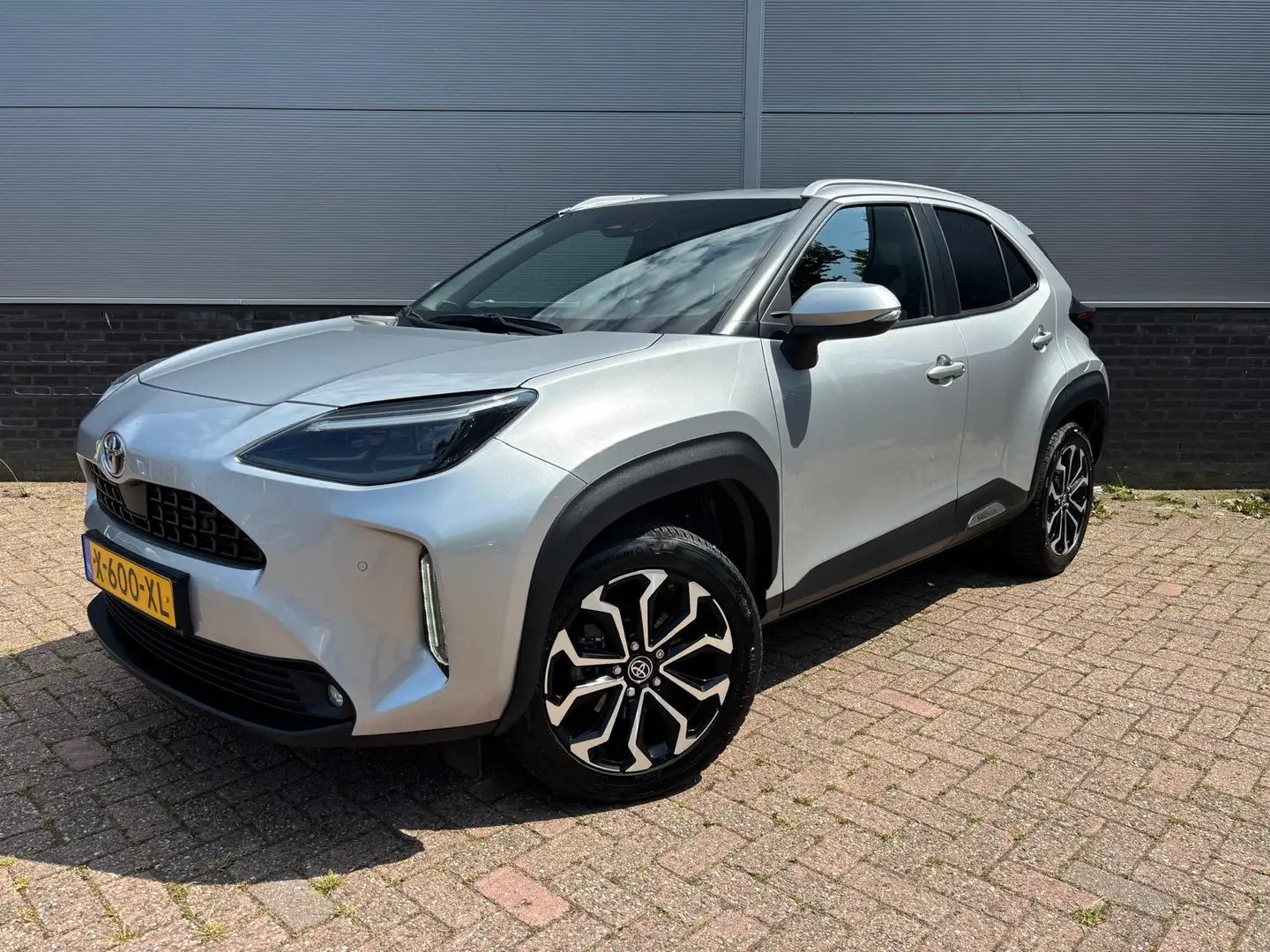 Toyota Yaris Cross 1.5 Hybrid Dynamic Limited Grijs - 1